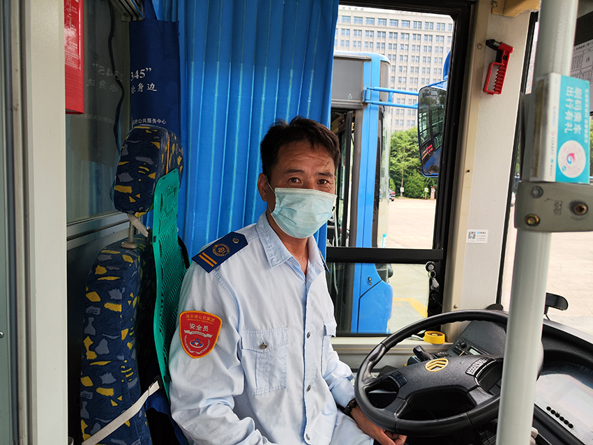 公交集團(tuán)快速公交事業(yè)部工作人員協(xié)力幫老人找到重要的“包”