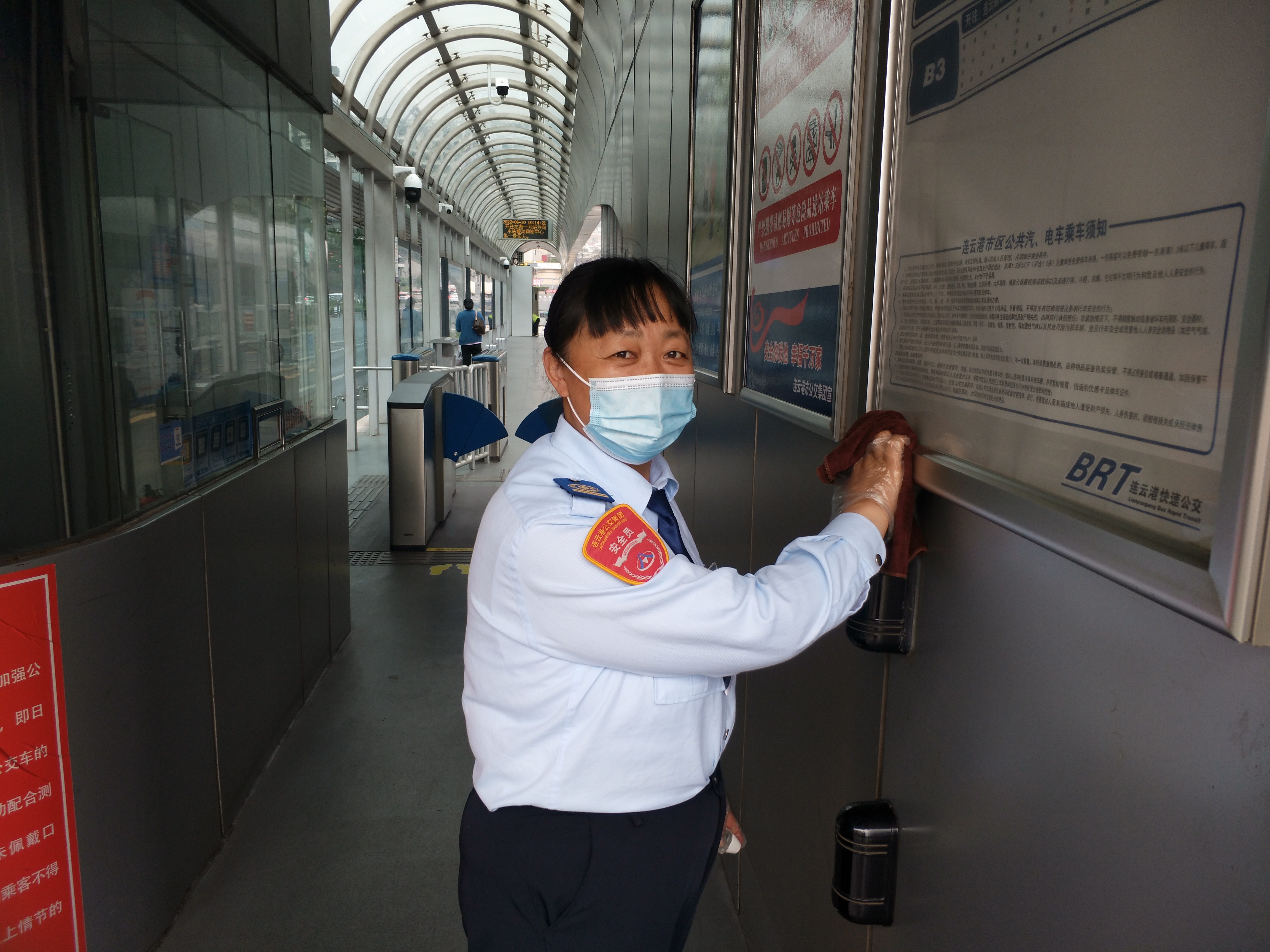 快速公交事業(yè)部站務(wù)員彭真紅幫助乘客找回丟失手機(jī)