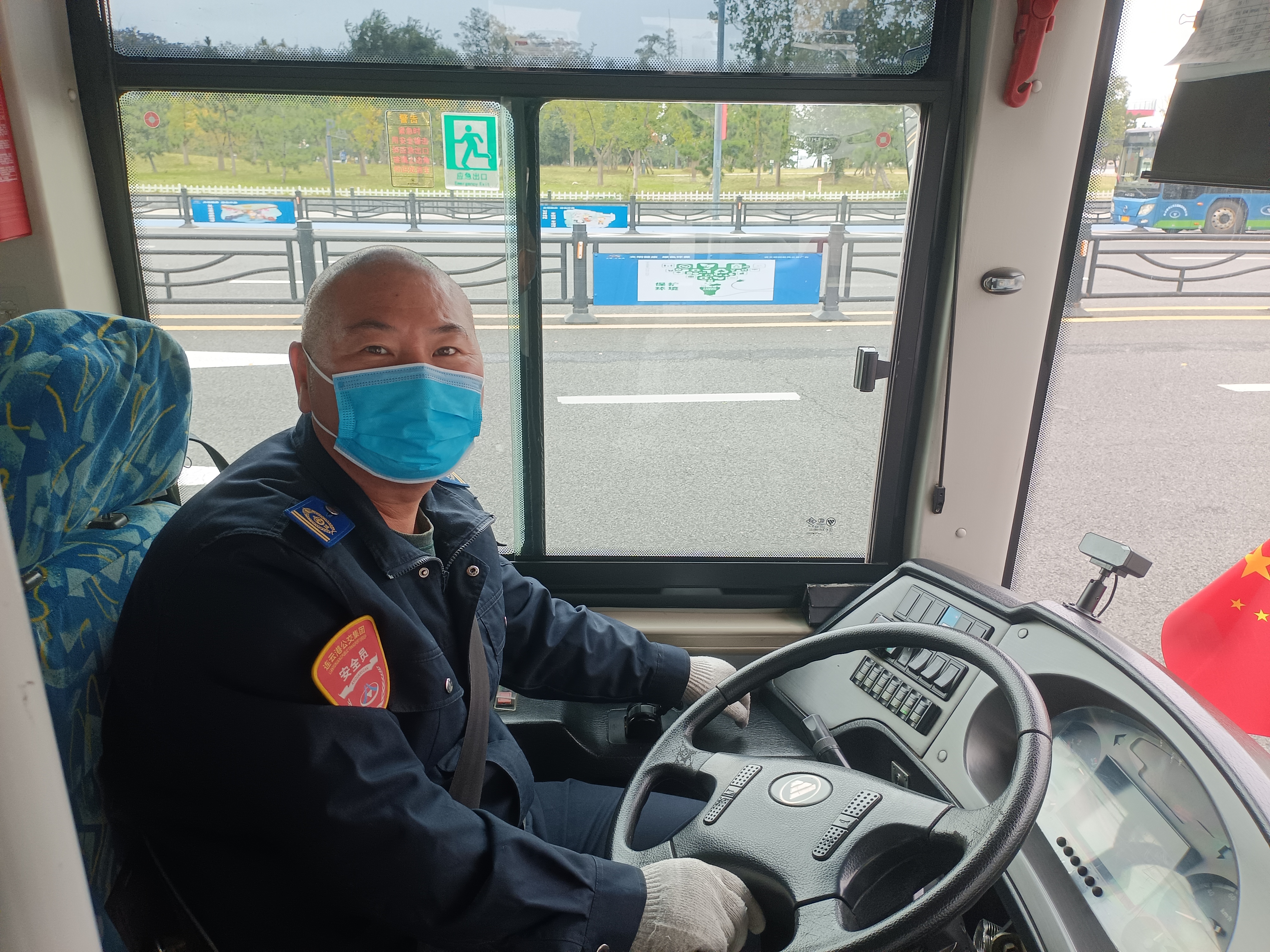 公交集團公交事業二部35路劉猛及時歸還乘客丟失的包