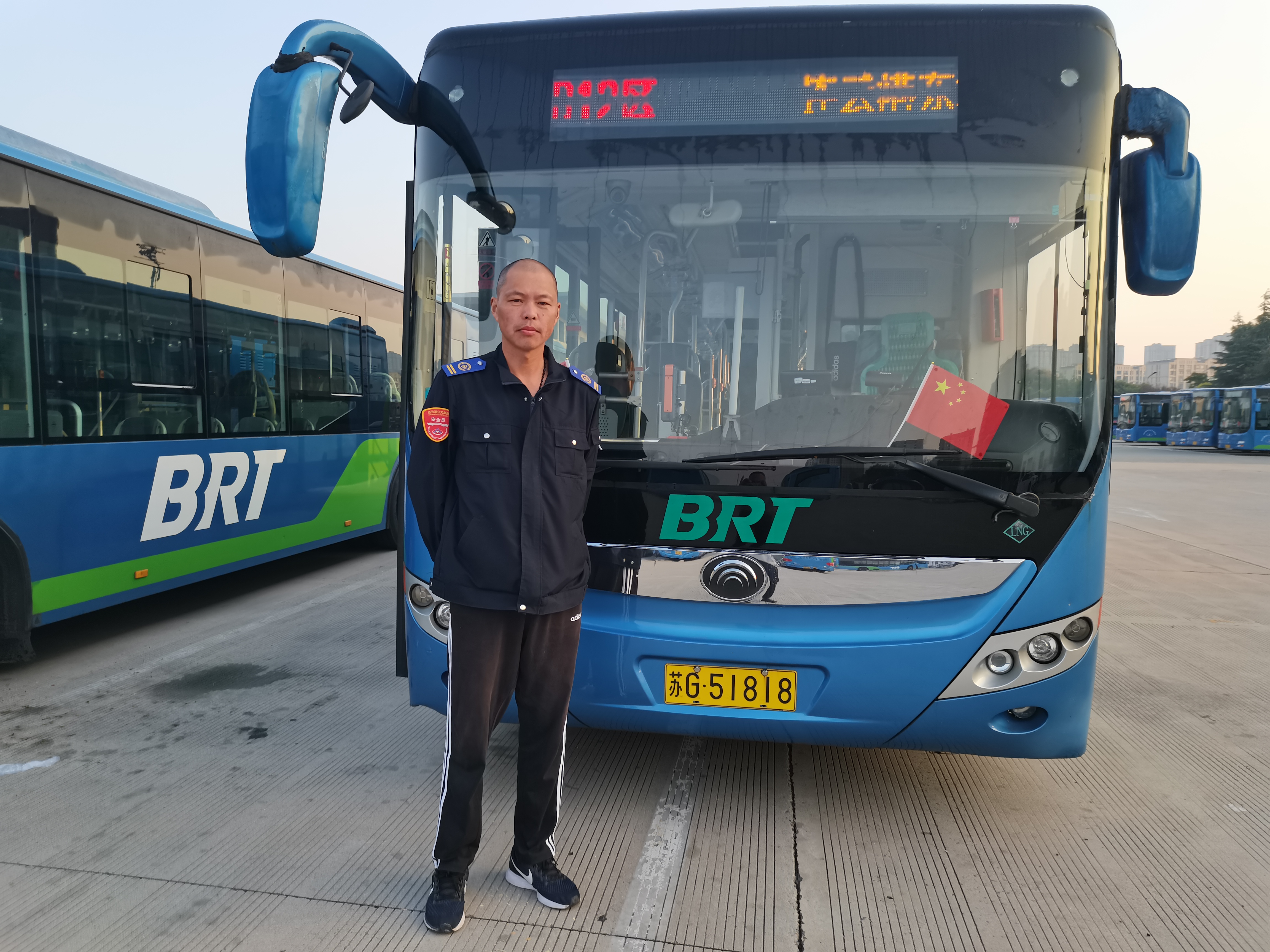 快速公交事業(yè)部B12線駕駛員謝常贏 撿手機(jī)獲乘客點(diǎn)贊