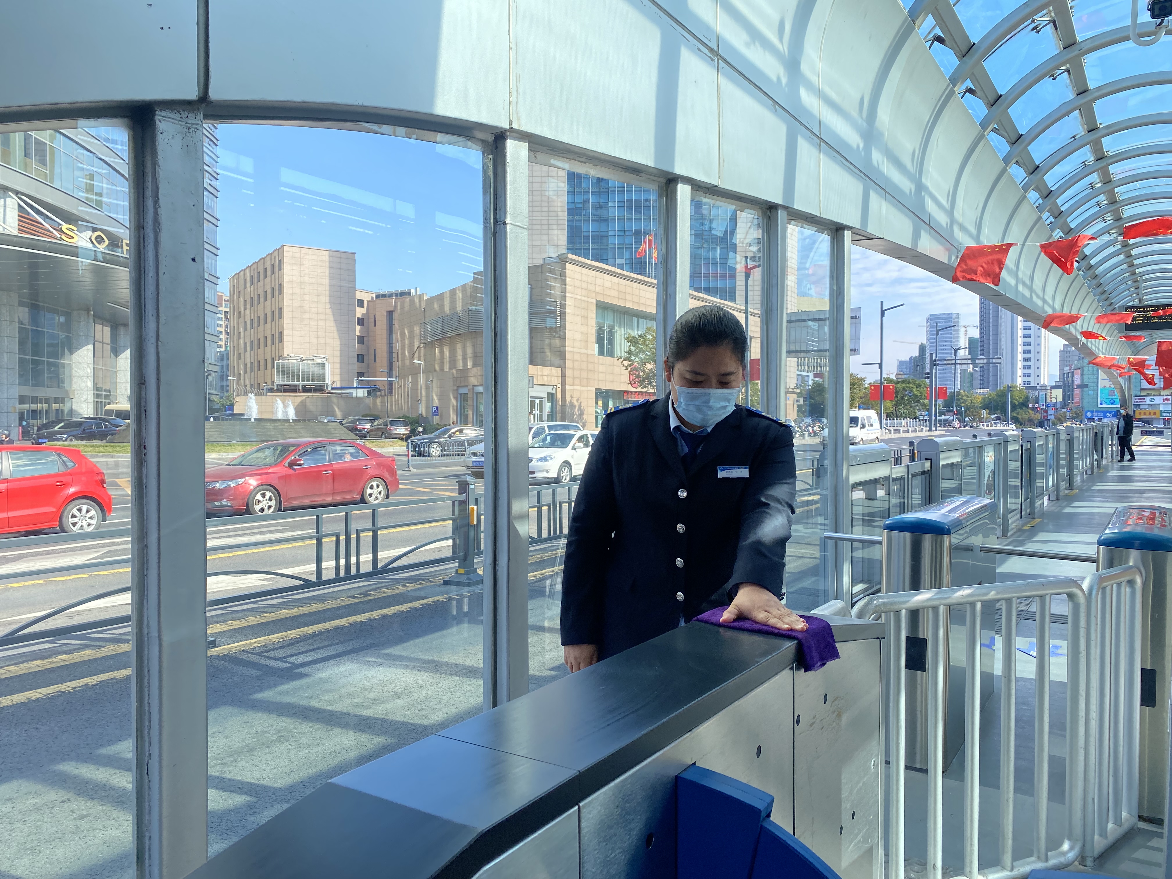 快速公交事業部站務員聯手幫助乘客找回丟失的手機獲表揚