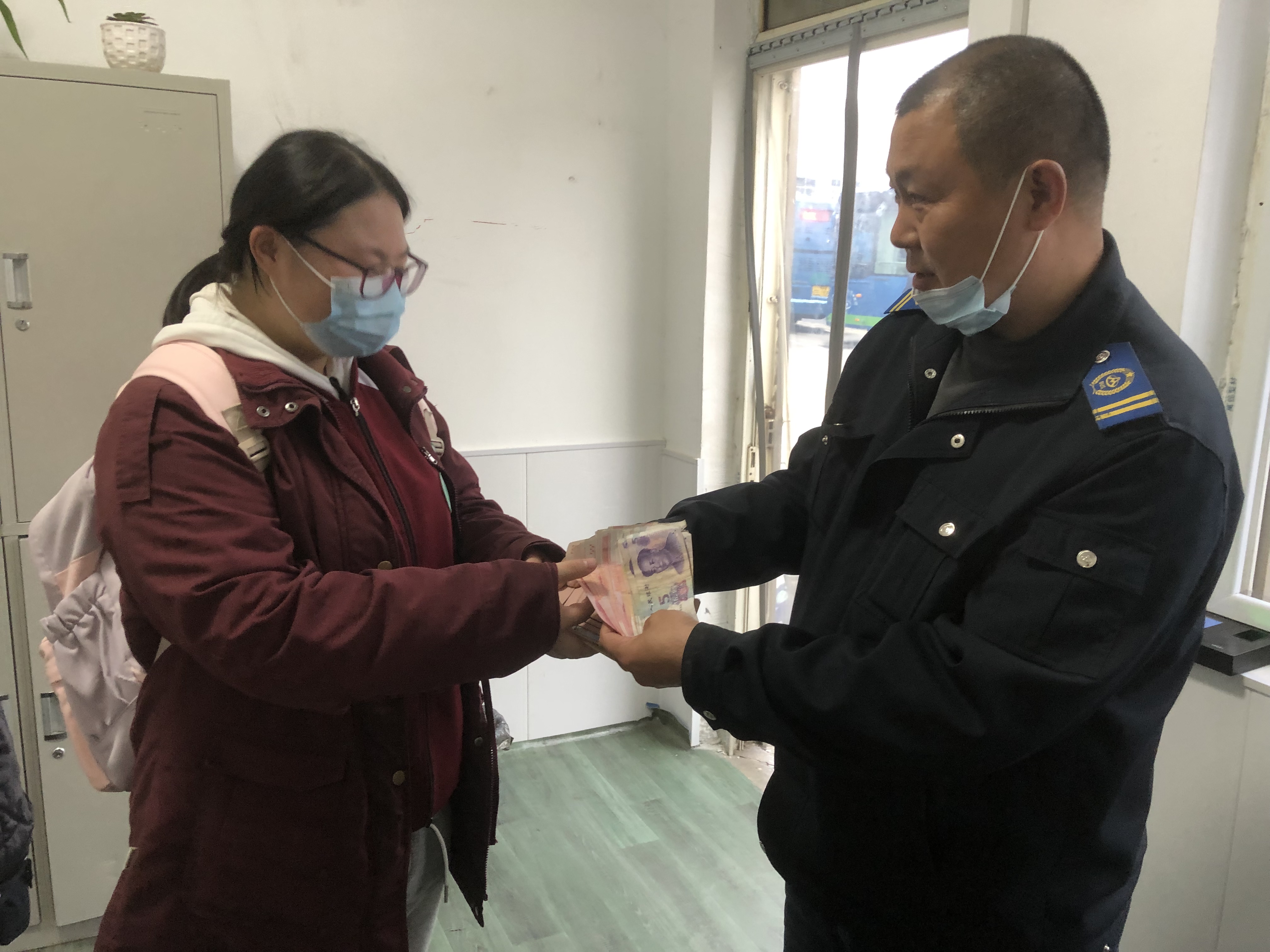 快速公交事業部駕駛員劉文龍、葛仲亞撿手機歸還乘客獲感謝