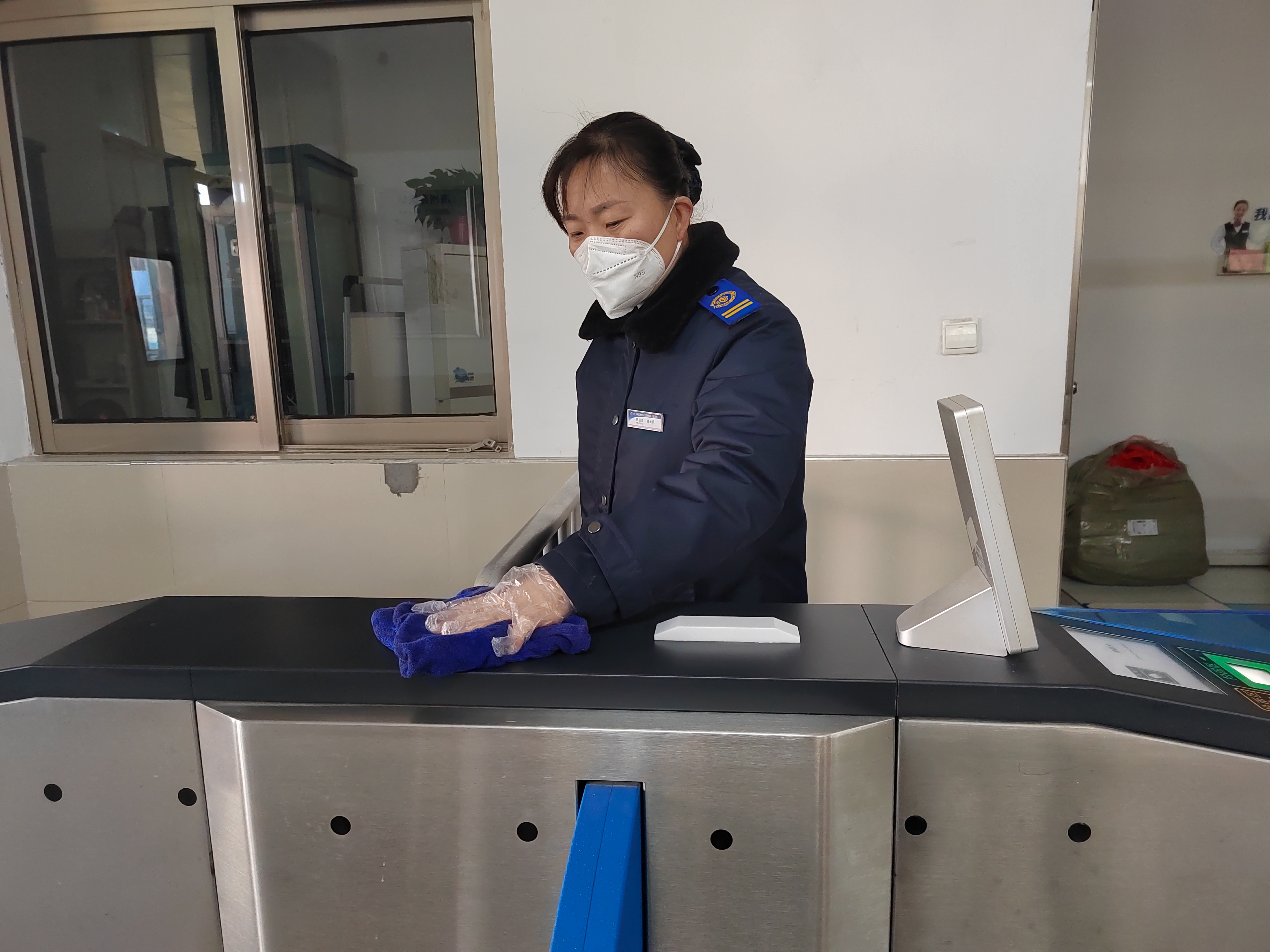 公交集團快速公交事業(yè)部站務員李迎榮熱心幫助老人乘車獲感謝