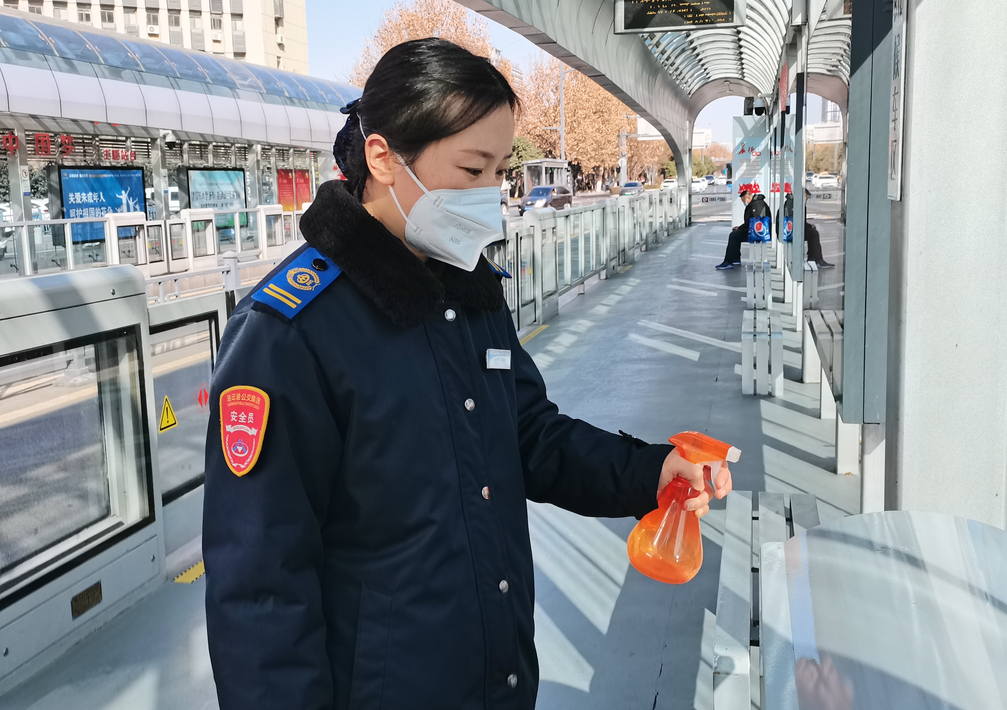 快速公交事業(yè)部站務員朱桂平幫助乘客找回丟失的資料包獲感謝