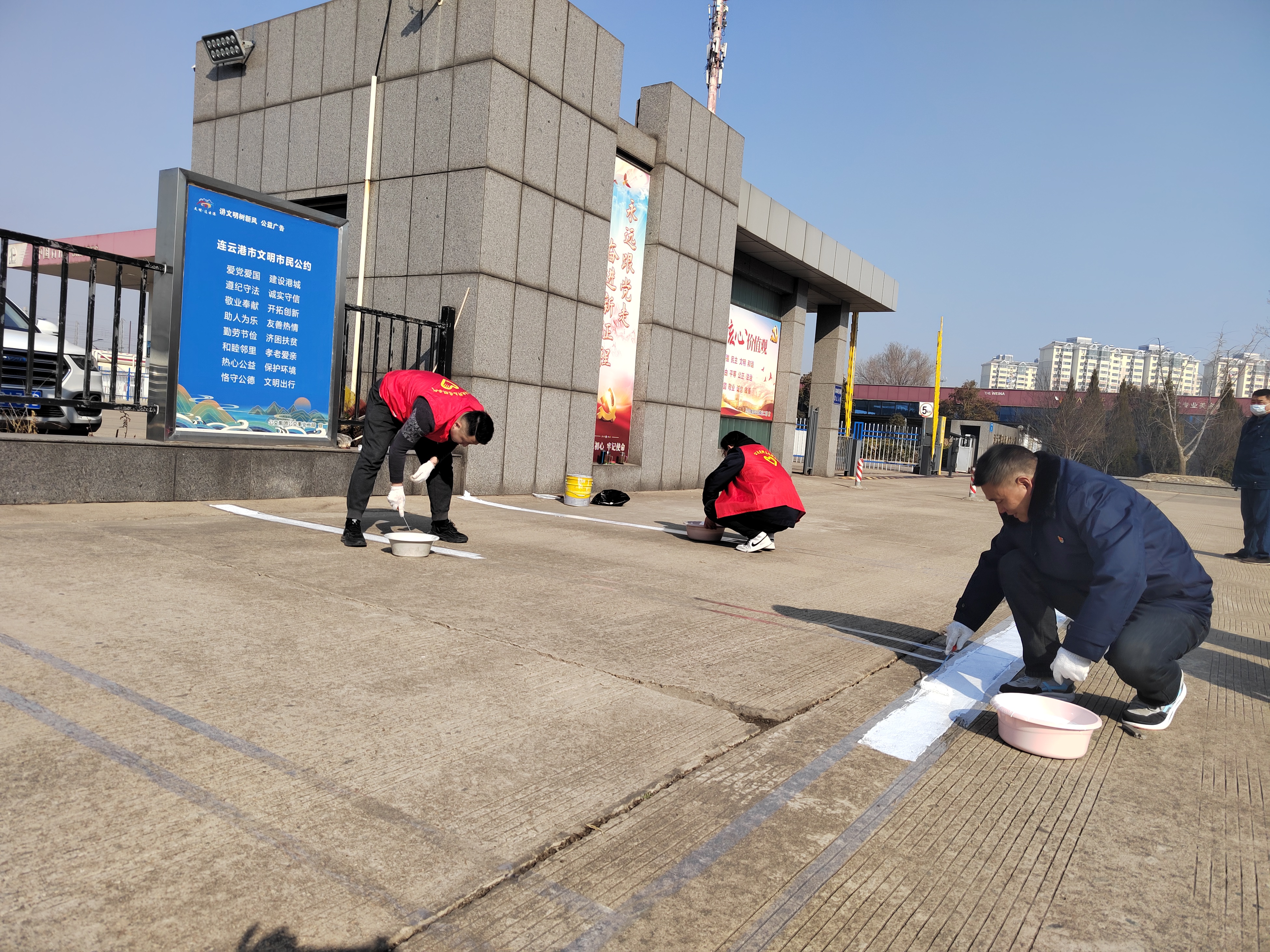 公交集團(tuán)公交事業(yè)二部組織開展場站 停車位劃線志愿服務(wù)活動