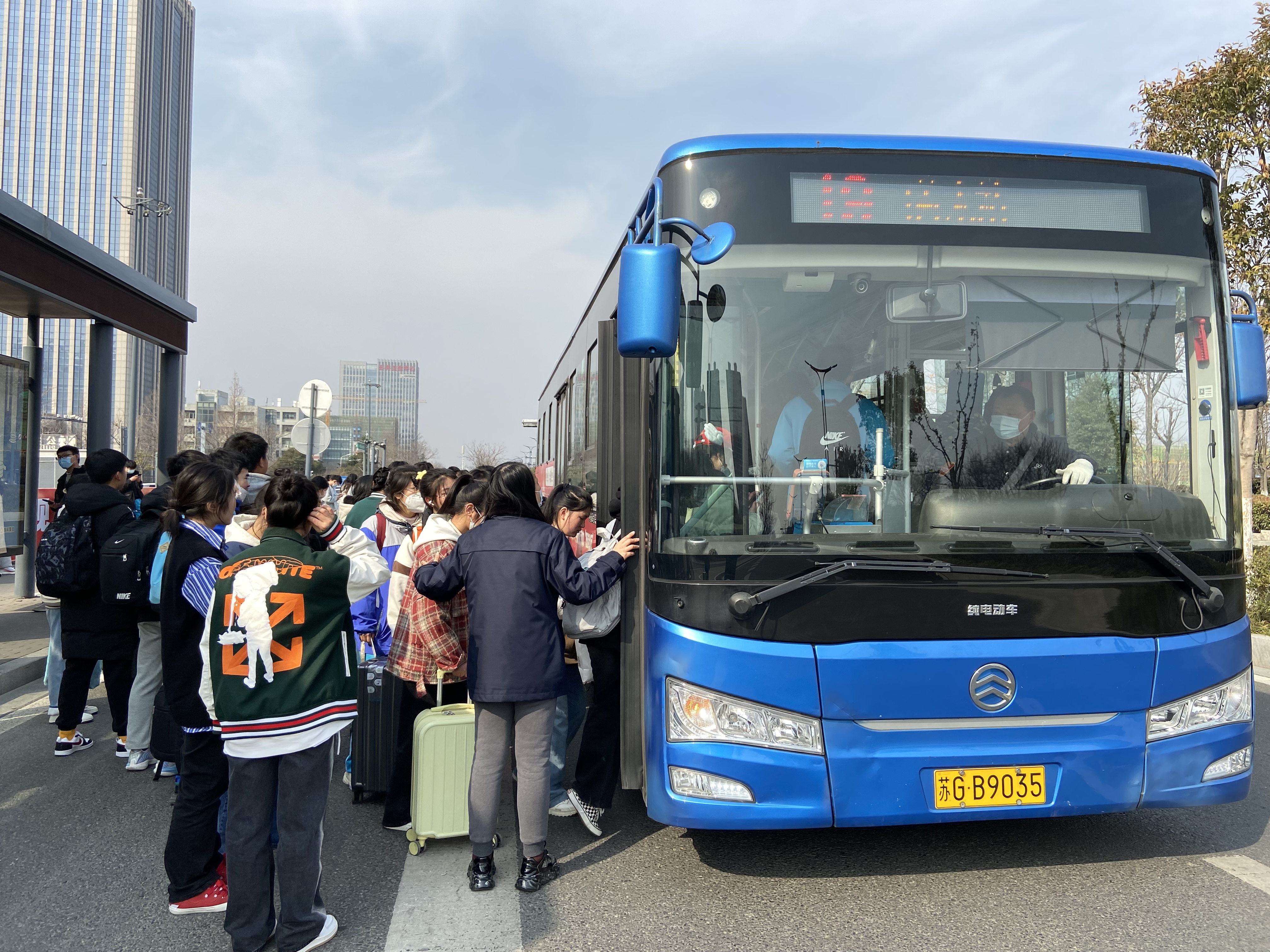 公交集團公交事業一部大學城現場管理 工作進入常態化