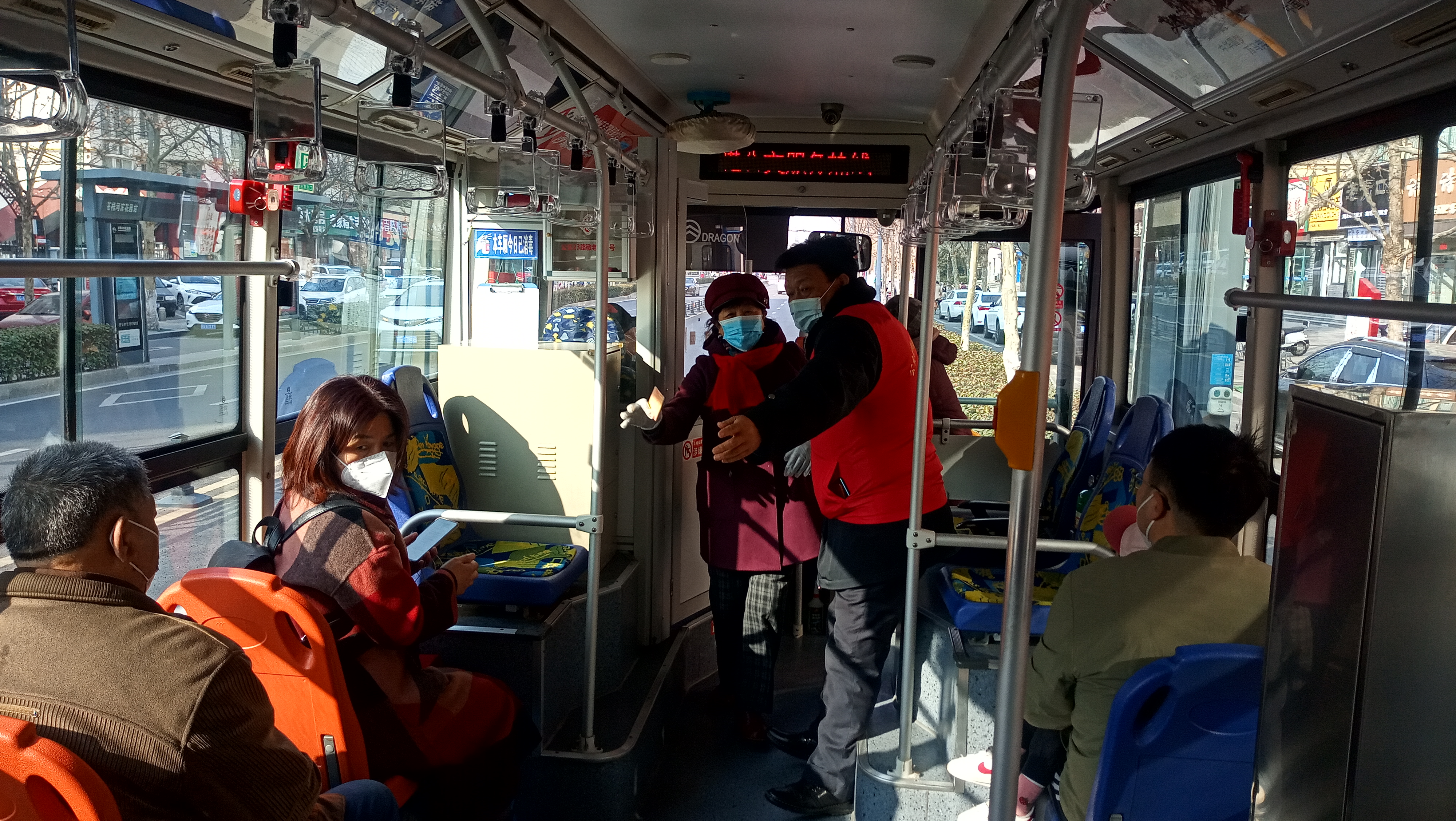 公交集團(tuán)公交事業(yè)一部開展“與雷鋒車同行?文明實(shí)踐暖新春”志愿服務(wù)活動