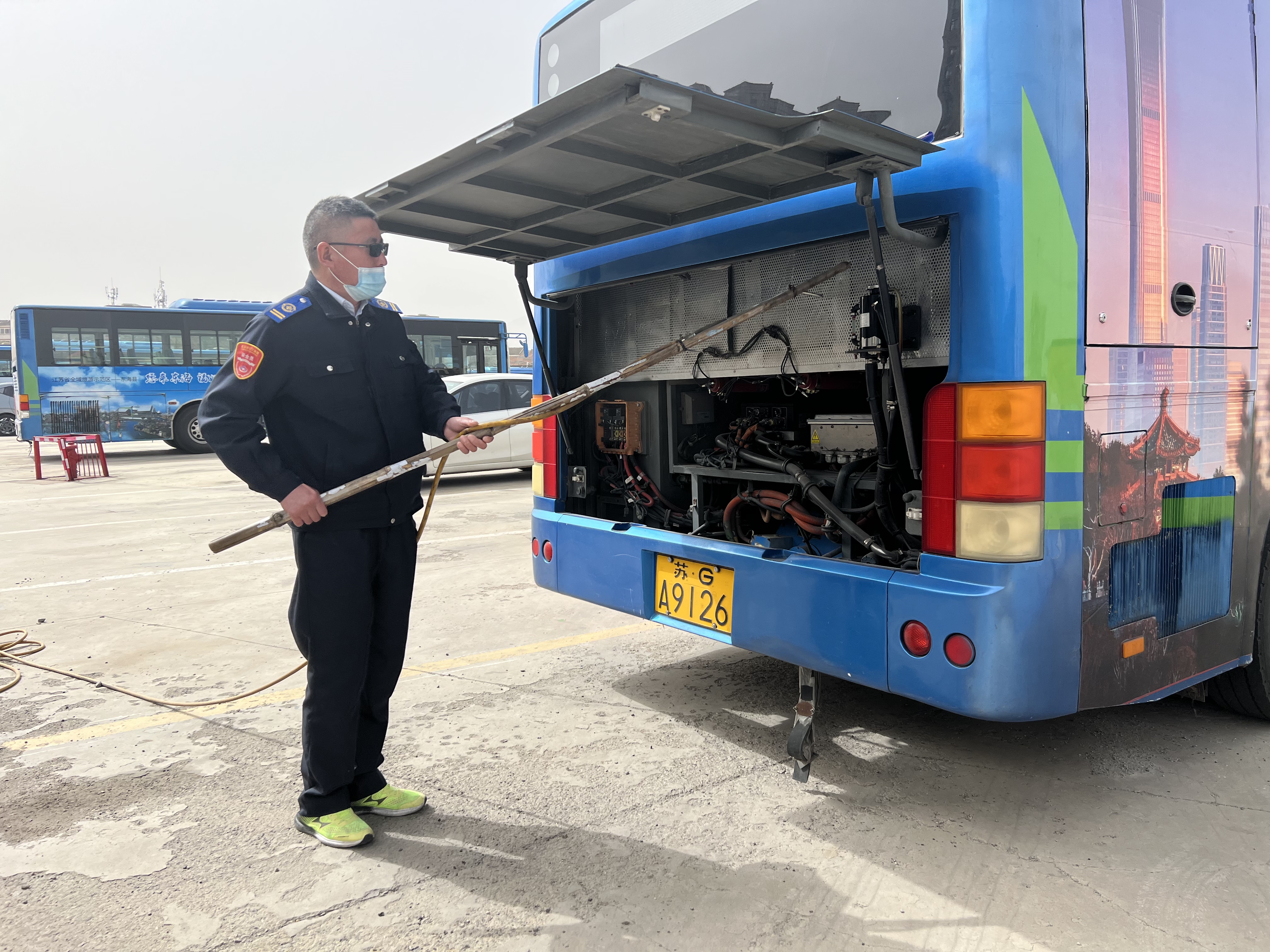 公交集團公交事業一部組織開展車輛柳絮清理工作