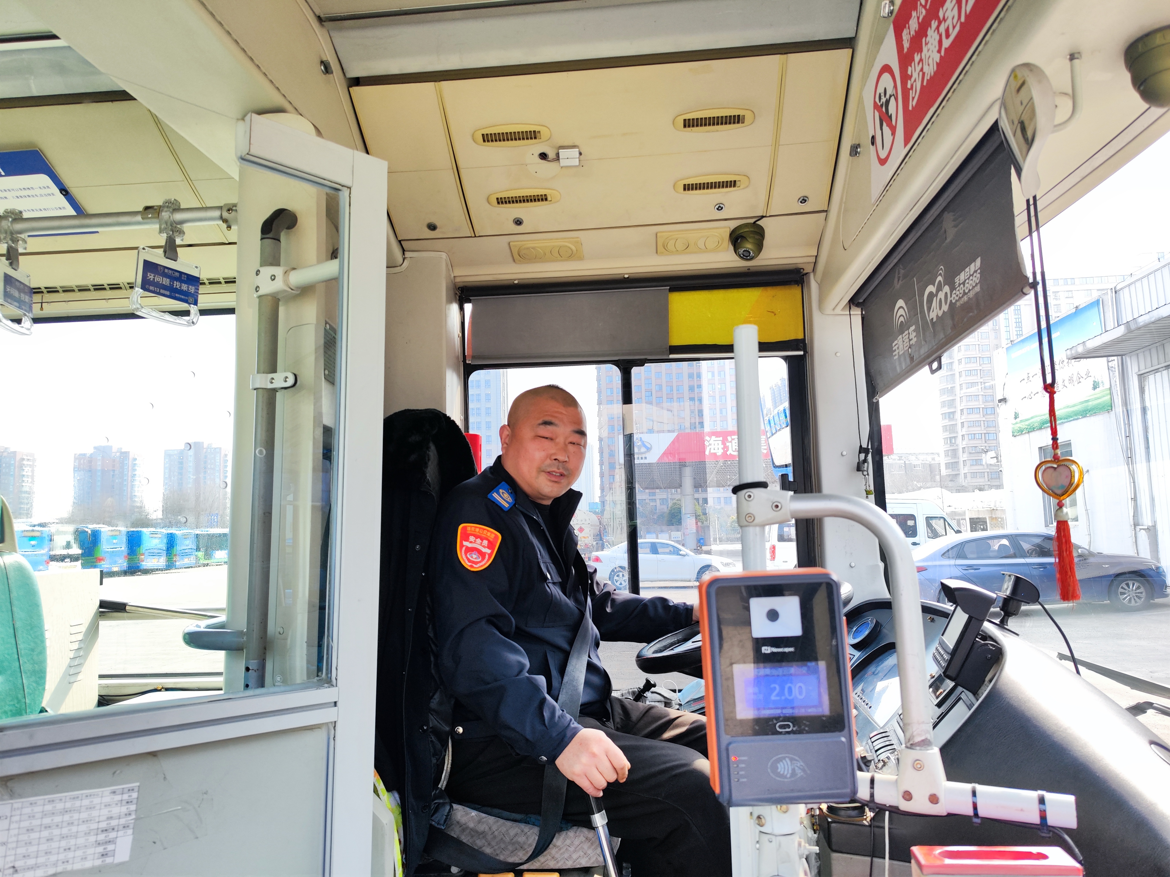 快速公交事業(yè)部B12線駕駛員 姚偉奮勇救火，彰顯社會正能量