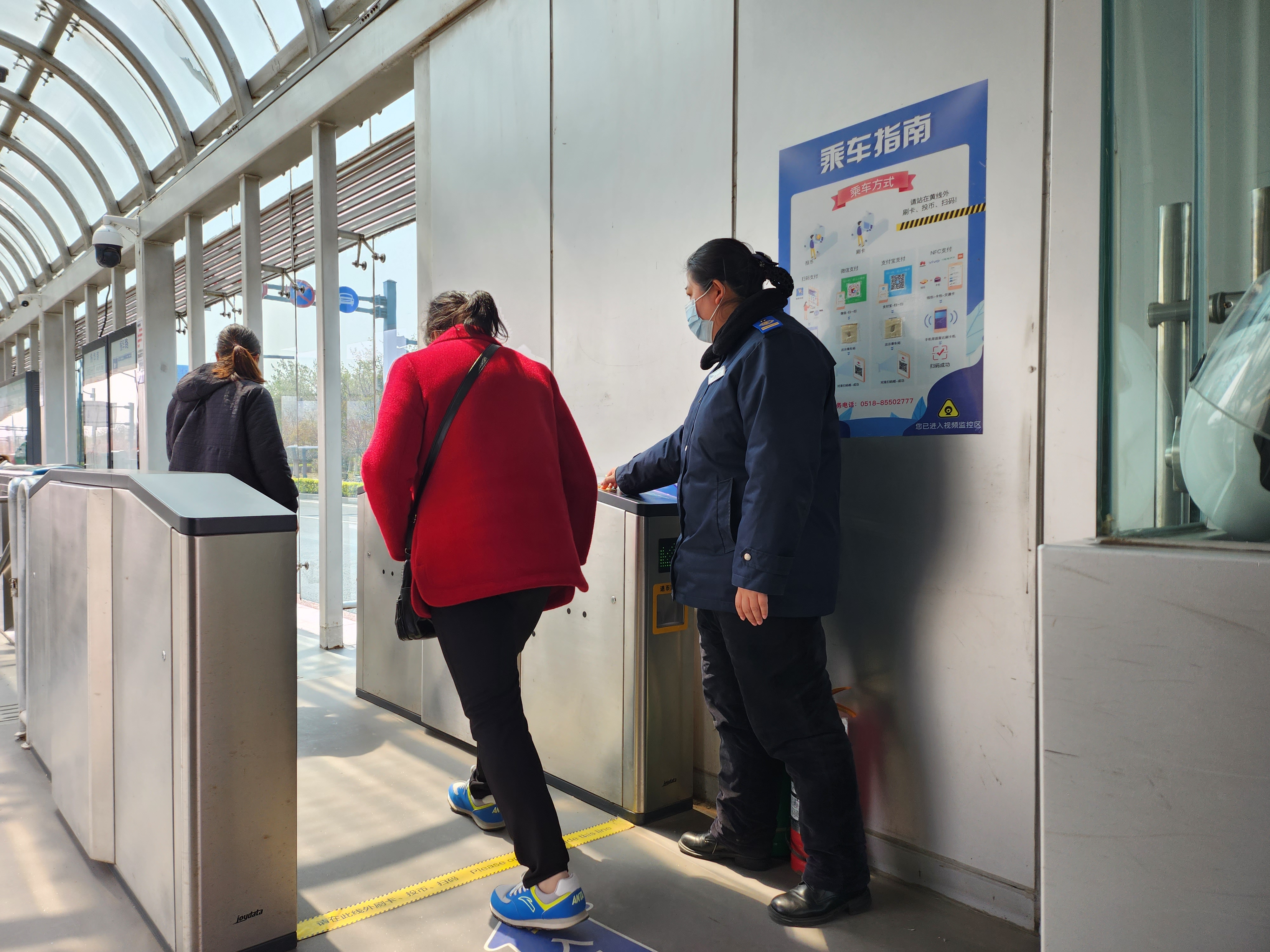 快速公交事業(yè)部站務(wù)員孫楠?dú)w還乘客丟失的手機(jī)獲感謝