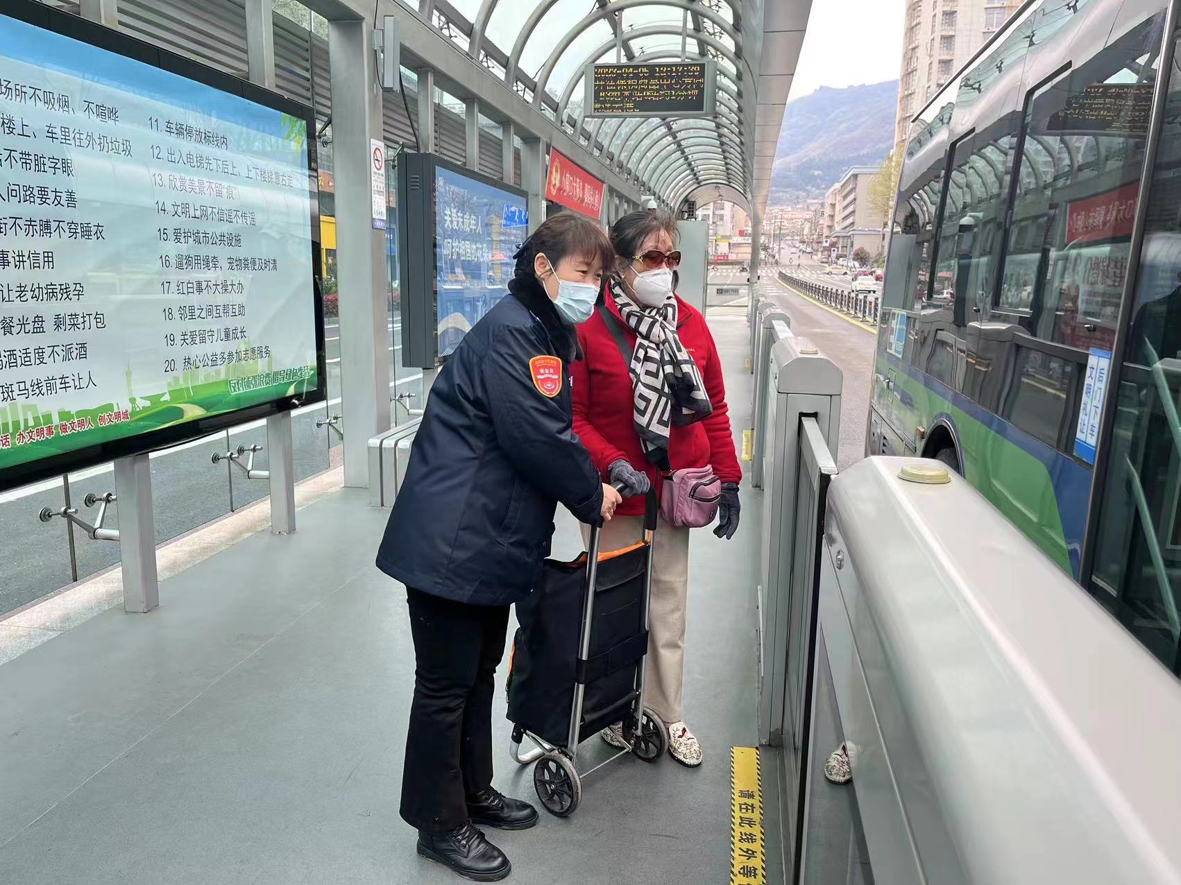 快速公交事業(yè)部站務(wù)員幫助老人獲感謝