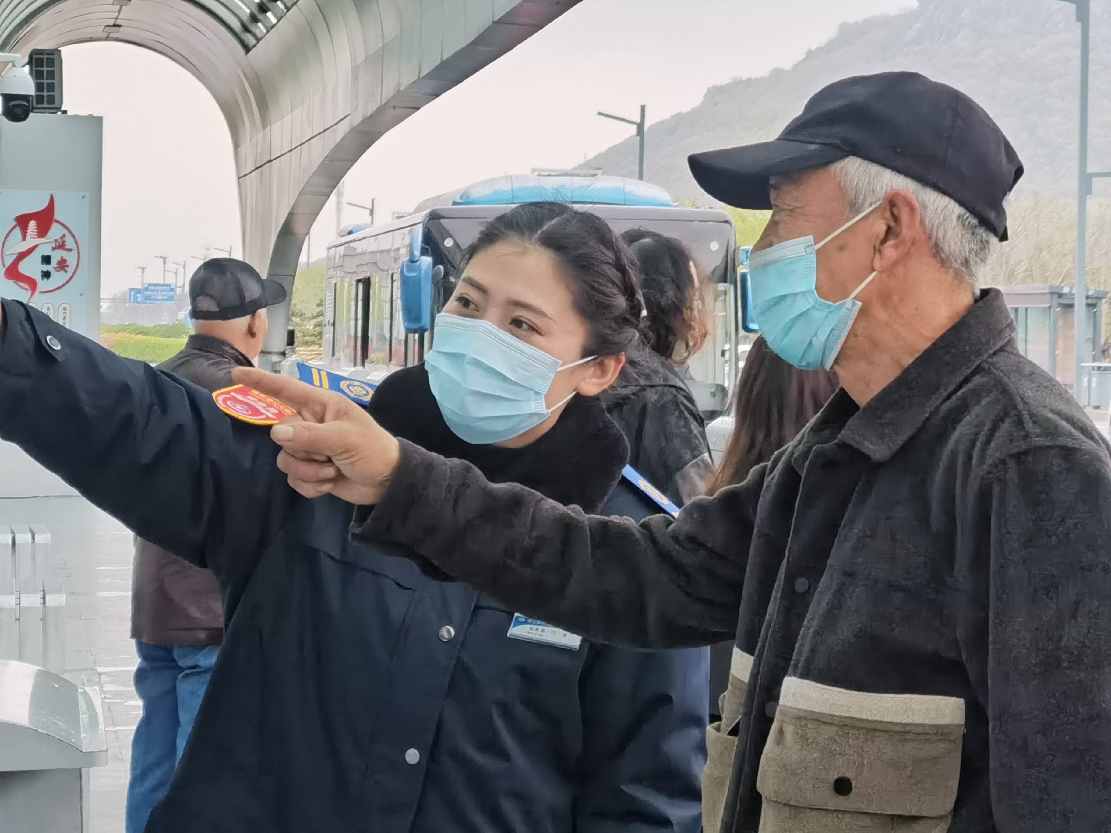 BRT站務(wù)員撿到羊毛大衣歸還乘客獲感謝