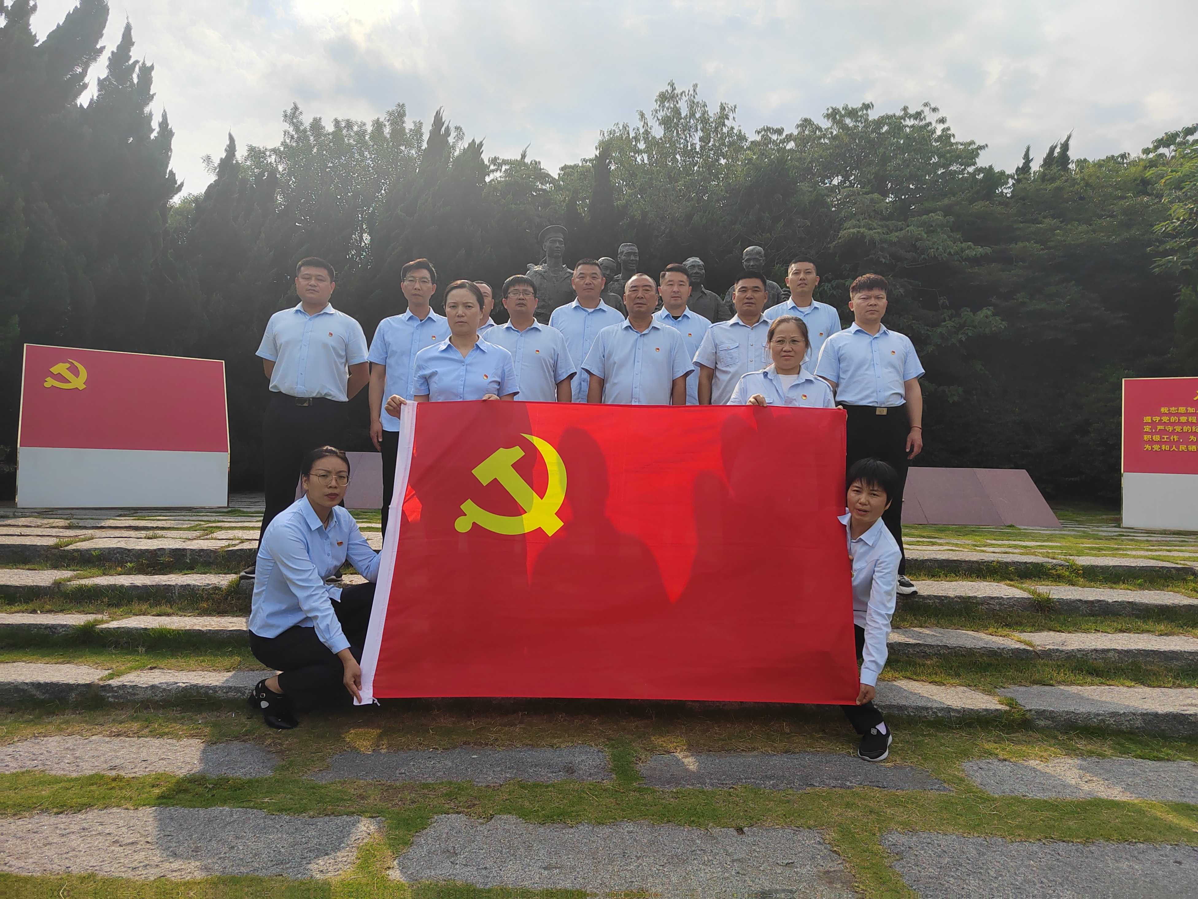 走進“鄧小平和人民在一起”雕塑公園，公交集團公交事業二部黨支部理論學習 中心組（擴大）開展現場研學