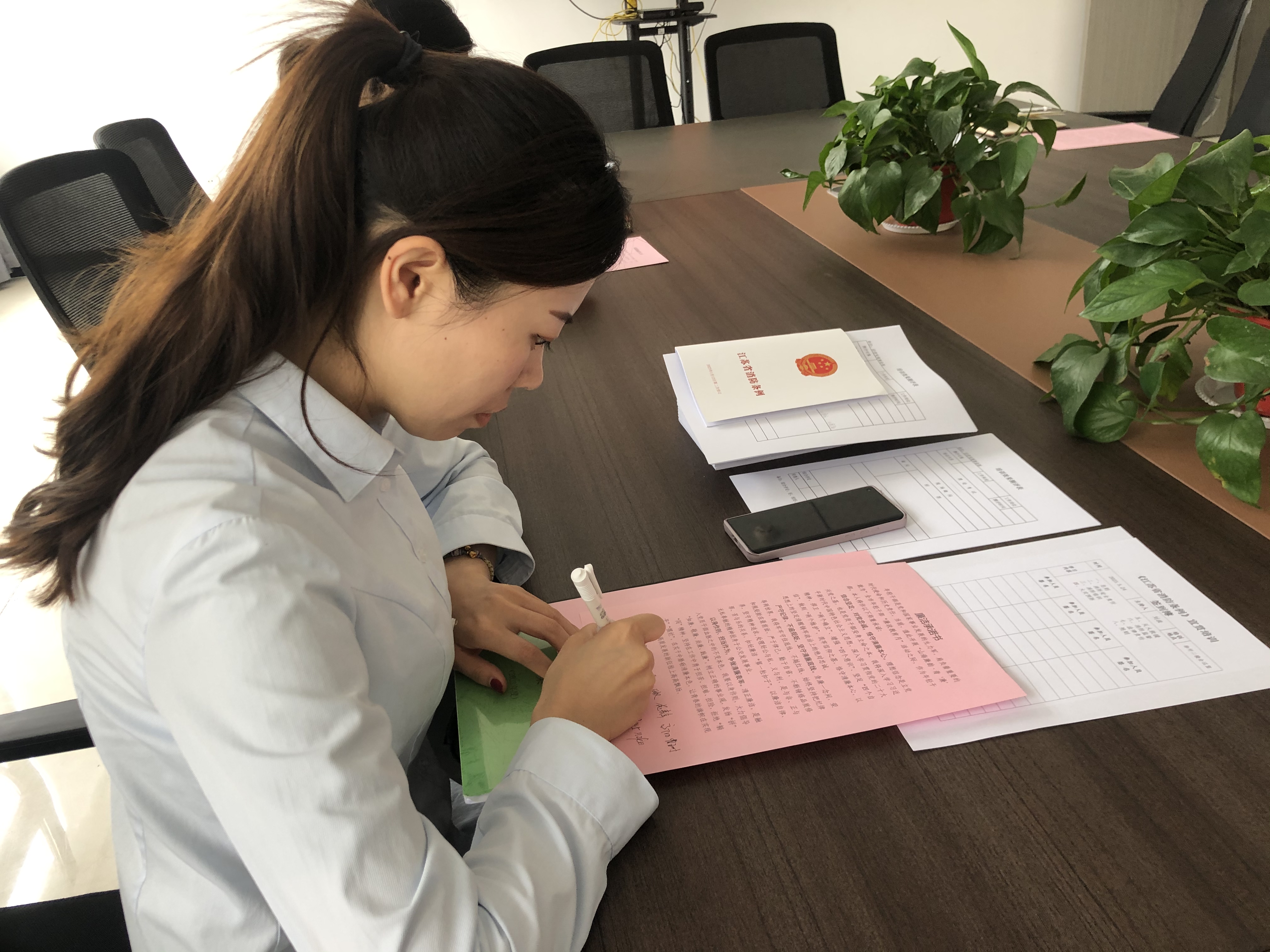 公交集團經營發展事業部組織召開“青廉”承諾書簽訂會