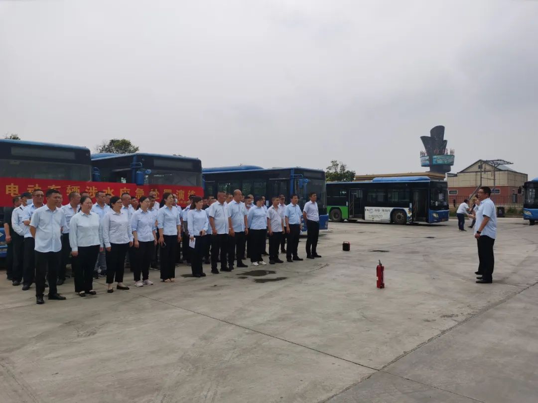 公交集團(tuán)經(jīng)營(yíng)發(fā)展事業(yè)部開(kāi)展純電動(dòng)車(chē)輛 涉水應(yīng)急處置演練