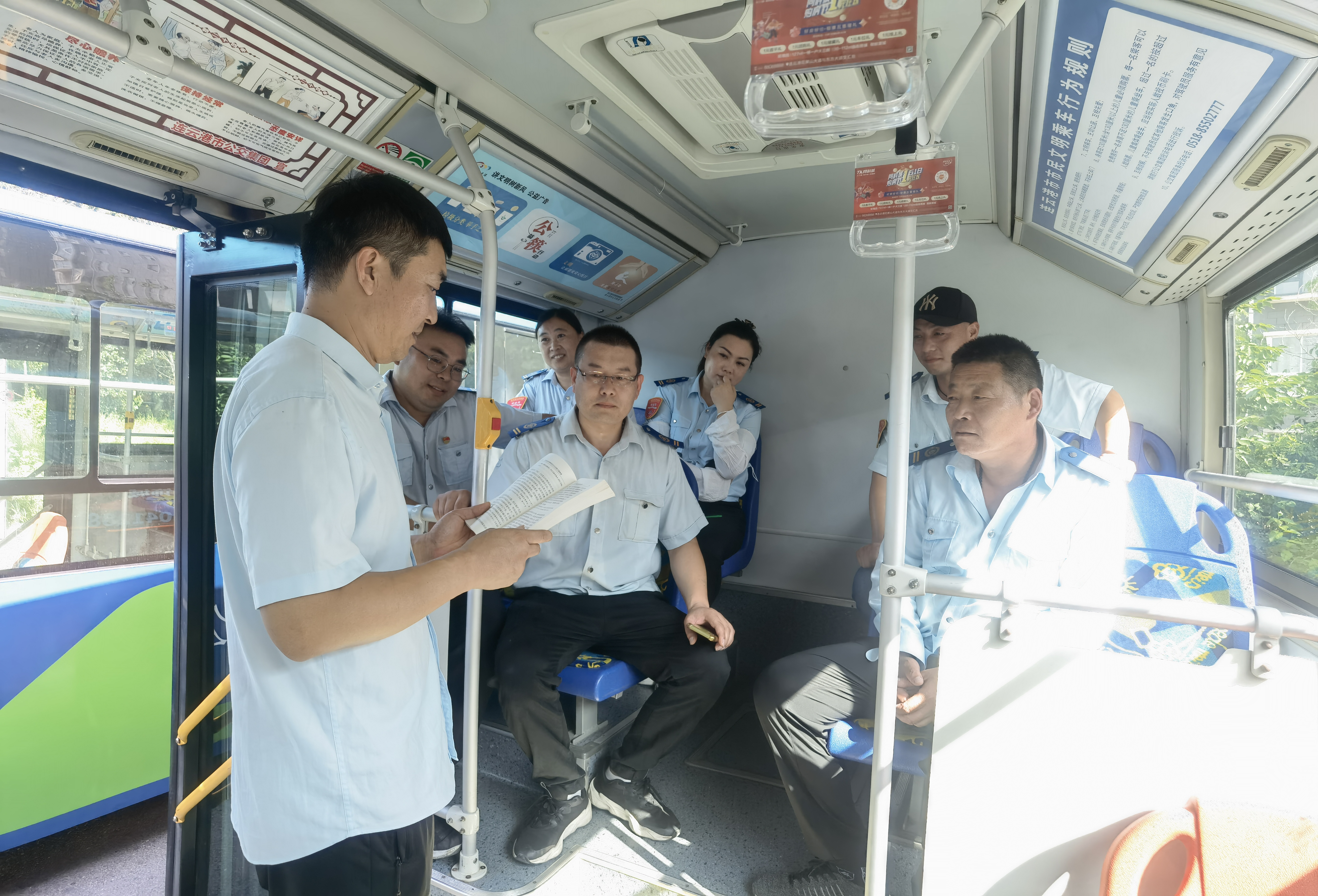 公交集團公交事業一部黨支部開展“送黨課進車廂”活動