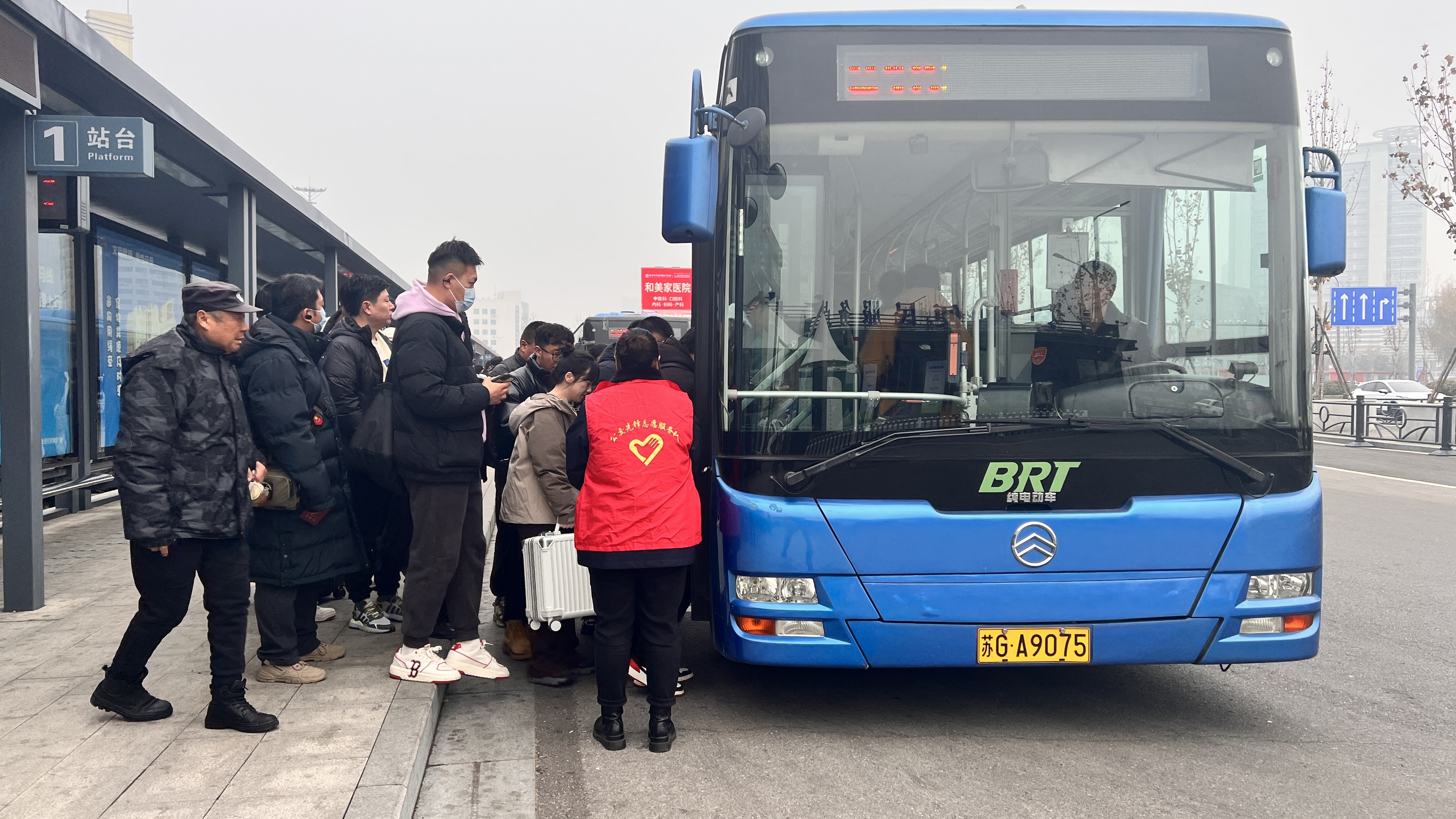 公交集團(tuán)快速公交事業(yè)部持續(xù)做好運(yùn)營志愿服務(wù)