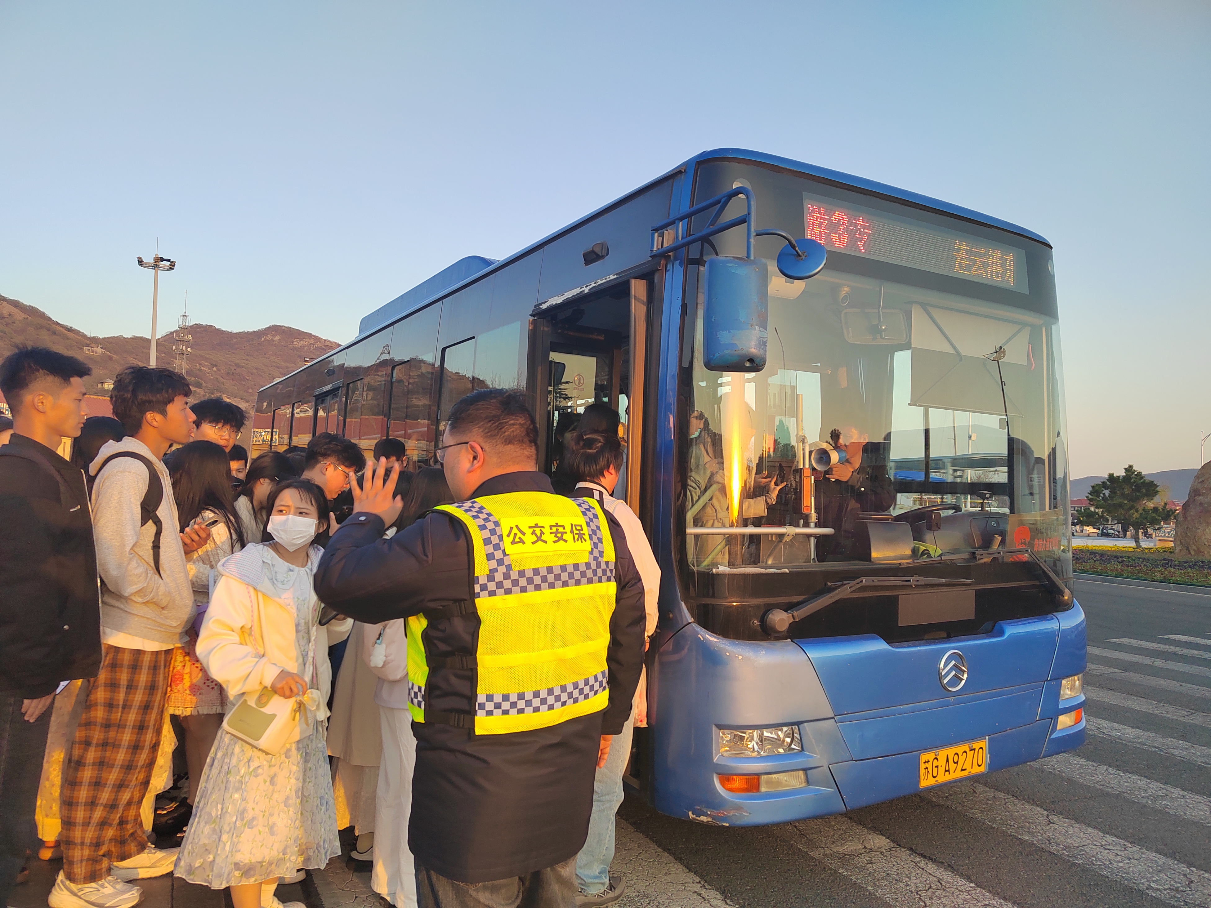 公交集團圓滿完成2025年清明小長假運輸保障任務