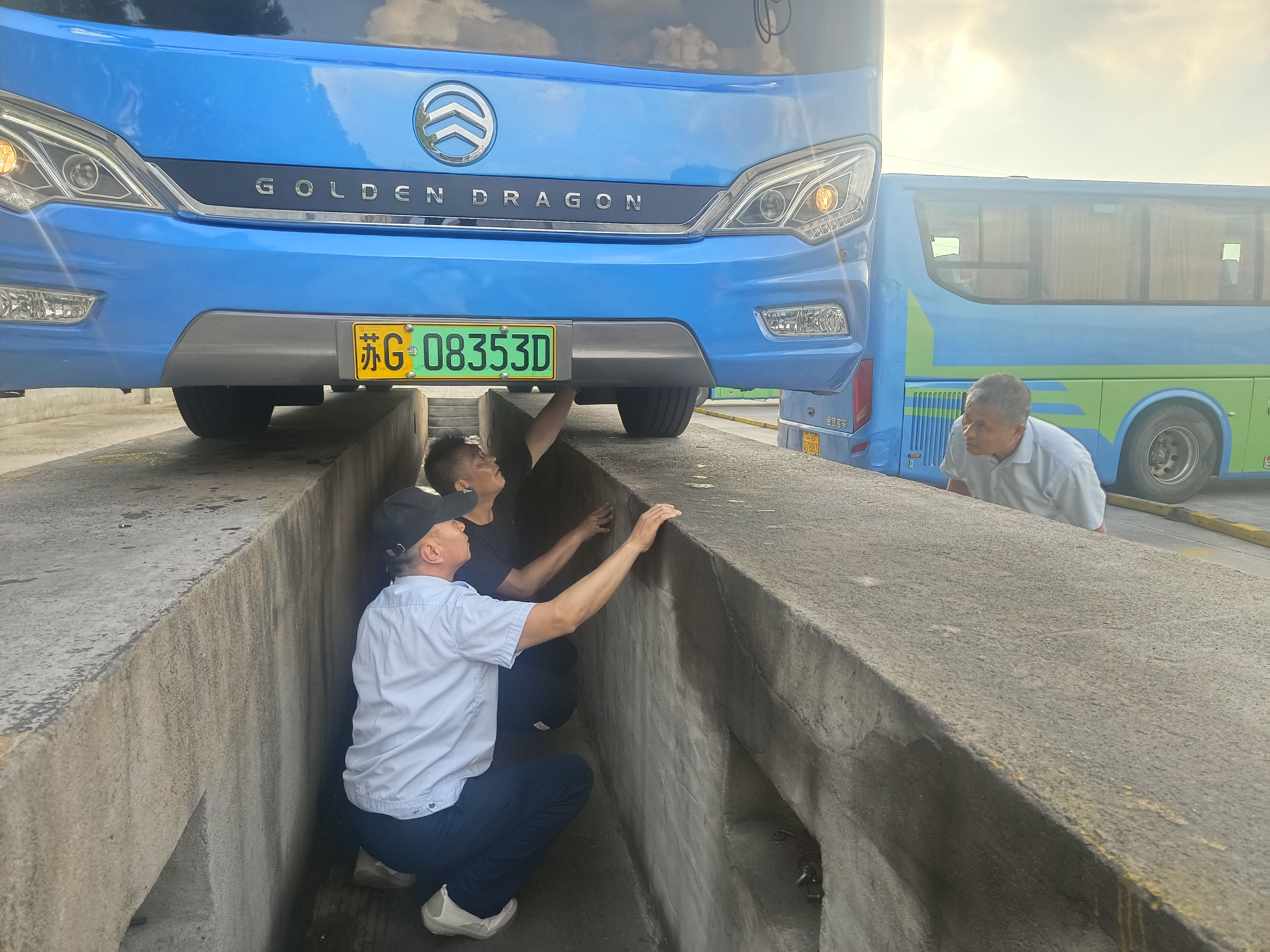 佳連公交公司開展機(jī)務(wù)例保檢查，全面保障車輛安全運(yùn)行