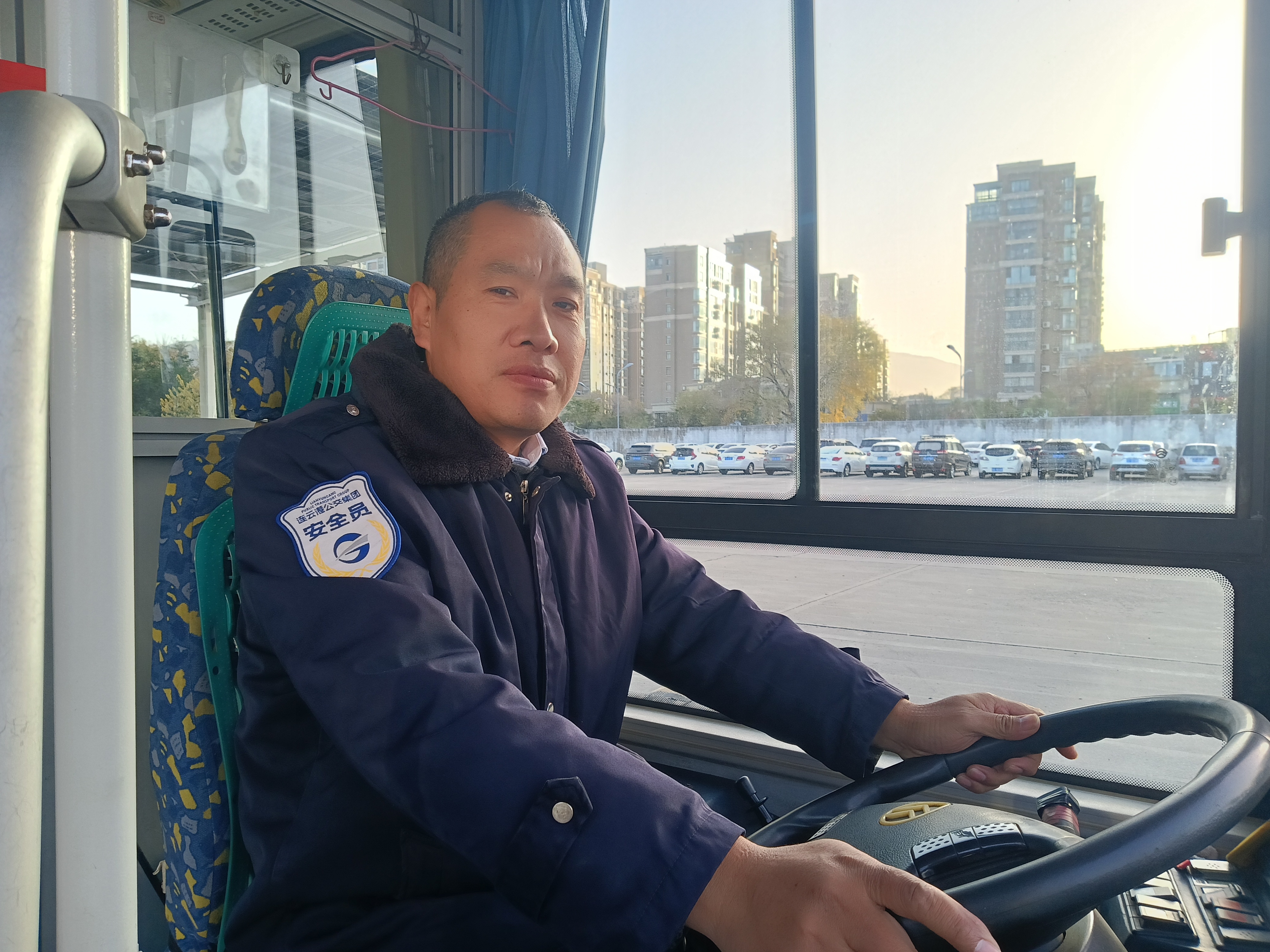 公交集團快速公交公司B13線駕駛員陳彩 拾金不昧，老人失物復得連連致謝