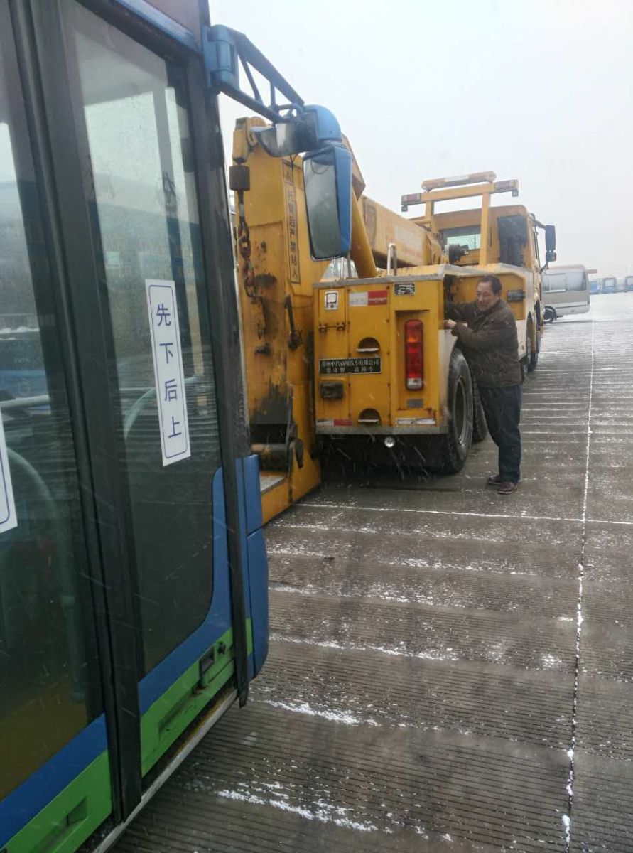 公交集團汽服公司做好冰雪天氣公交車輛后勤保障工作