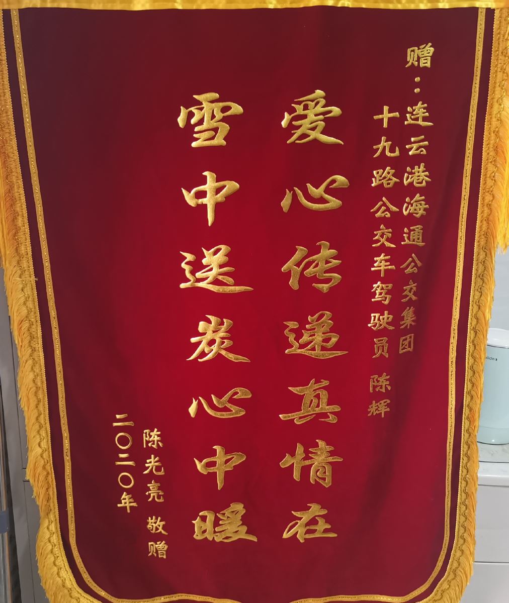 公交車(chē)秒變“救護(hù)車(chē)”，爭(zhēng)分奪秒挽救生命