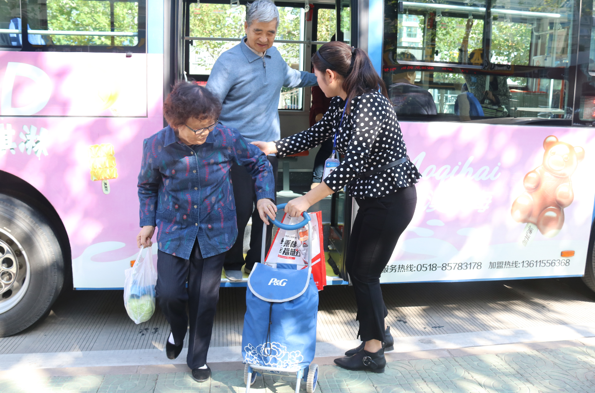 公交新浦公司重陽(yáng)節(jié)上路上線(xiàn)服務(wù)