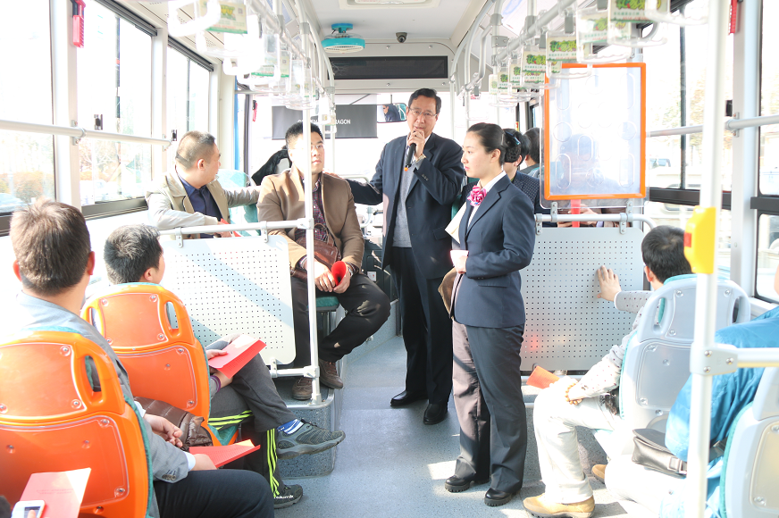 市經信委副主任張其兵參觀公交BRT智能調度中心