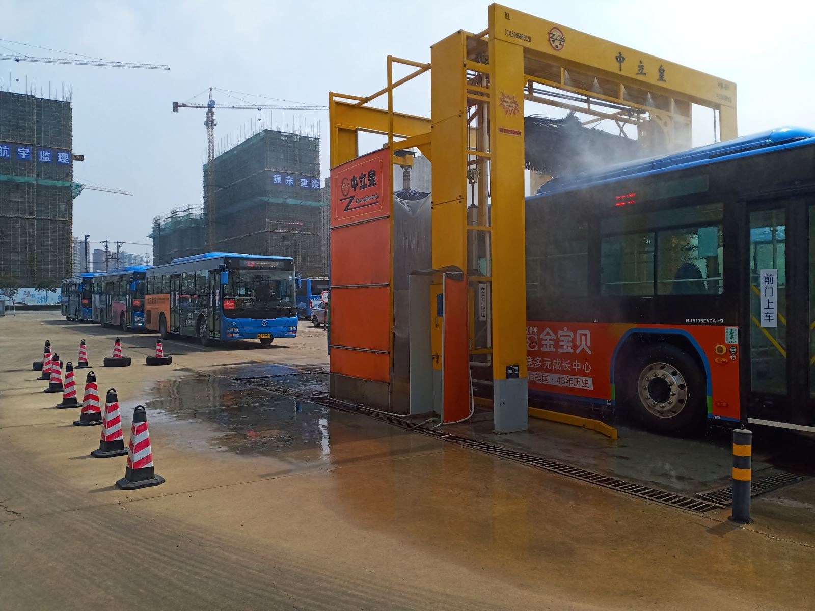 公交集團公交事業一部做好雨停車凈 營造整潔車廂環境