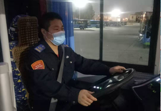 公交集團(tuán)公交事業(yè)一部22路駕駛員靳軍拾金不昧受表?yè)P(yáng)