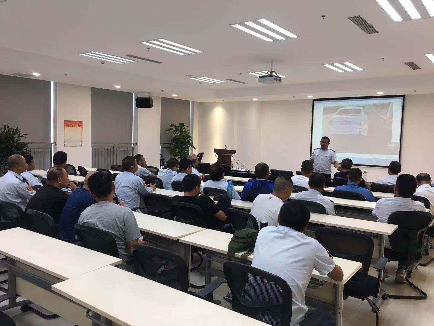 公交集團經營發展事業部聯合盛虹石化推行“5321路口行車安全操作辦法”