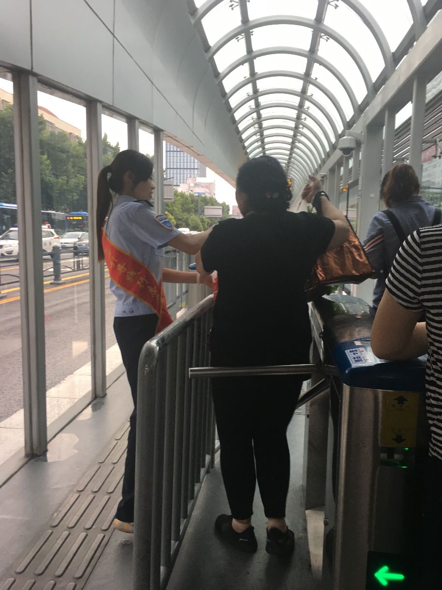 公交佳連公司深入一線踐行志愿服務