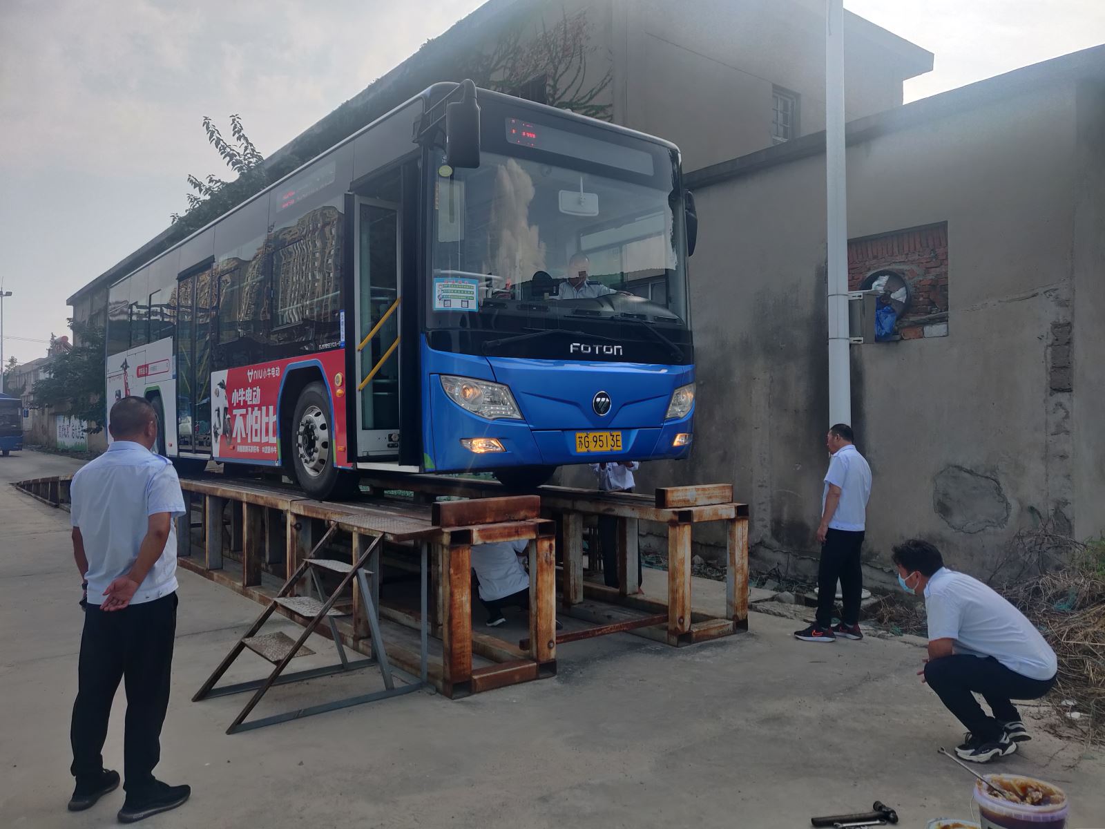 公交集團(tuán)公交事業(yè)一部開展“雙節(jié)”前車輛檢查保障安全運營