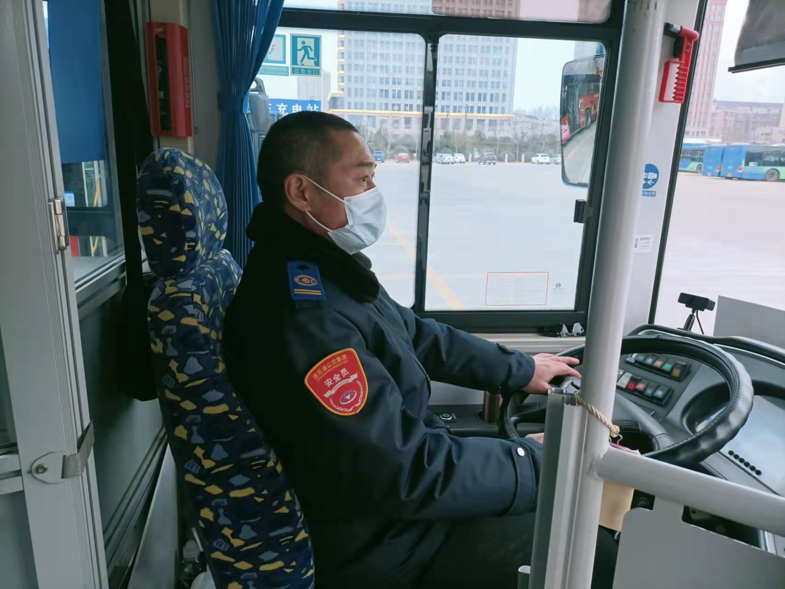 公交集團公交事業一部15路駕駛員張愛軍拾金不昧受表揚