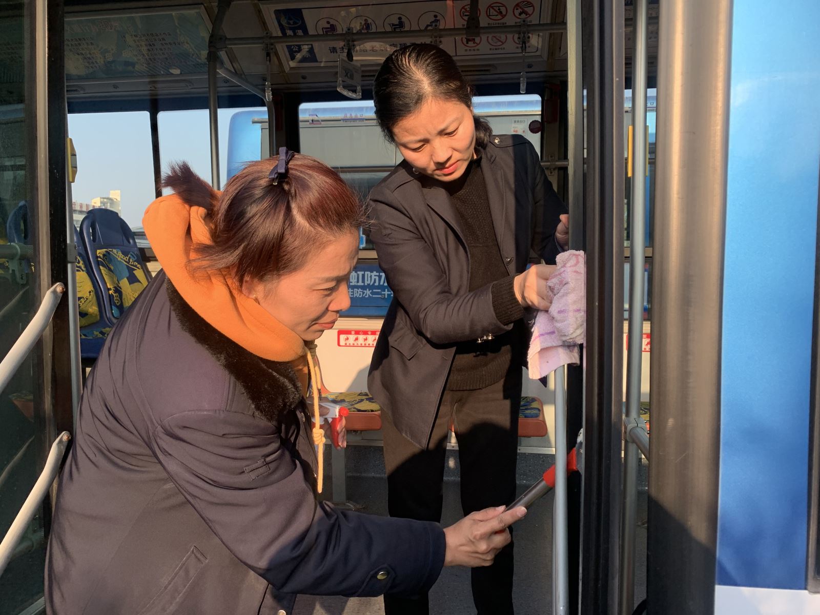 公交集團(tuán)公交事業(yè)一部開(kāi)展衛(wèi)生大掃除活動(dòng)鞏固創(chuàng)文成果