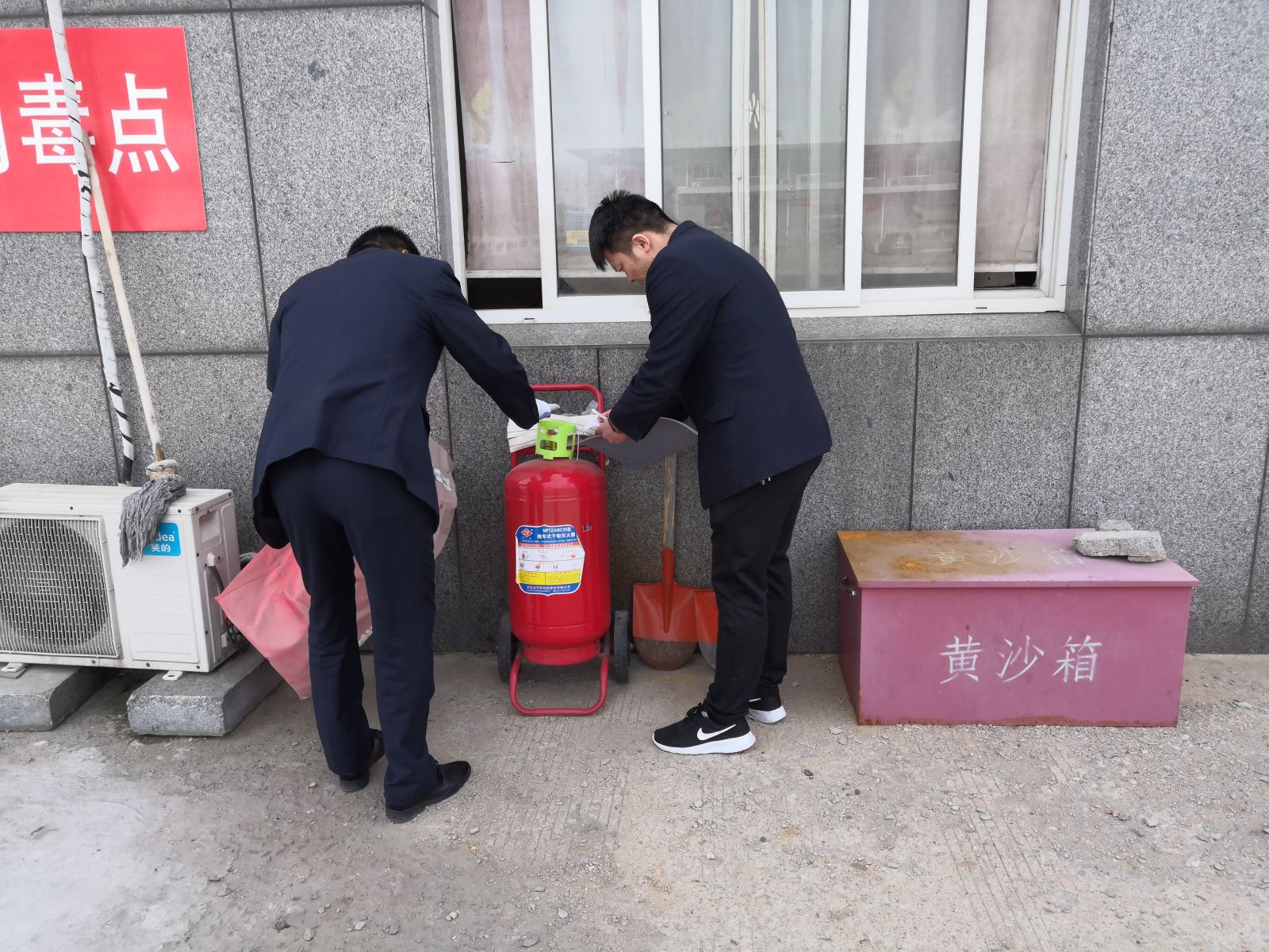 公交集團(tuán)公交事業(yè)二部開(kāi)展“五一”節(jié)前安全生產(chǎn)專項(xiàng)大檢查