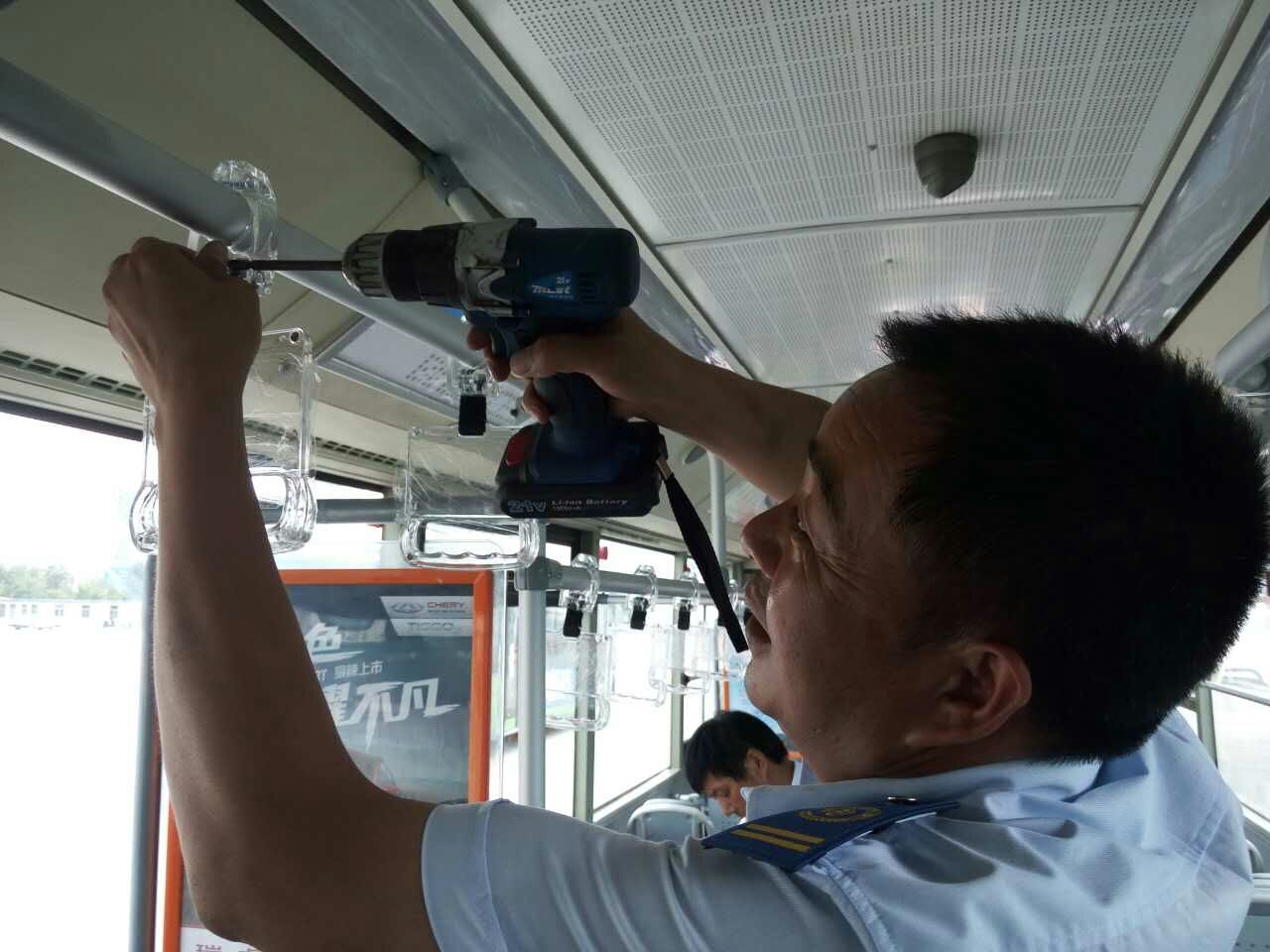 公交快速公司完成18米車拉手更換工作 車隊加班加點助推創文