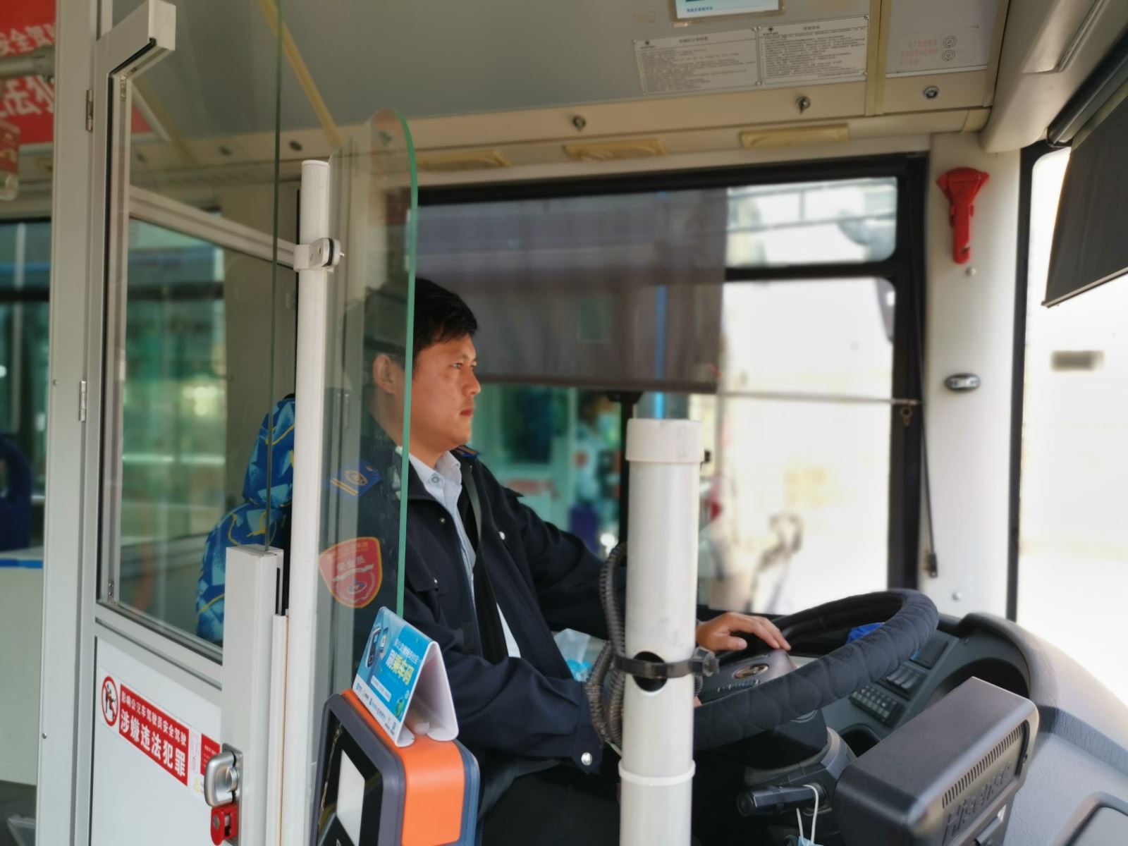 公交集團(tuán)公交事業(yè)一部1路駕駛員屠小寶 拾金不昧受表?yè)P(yáng)