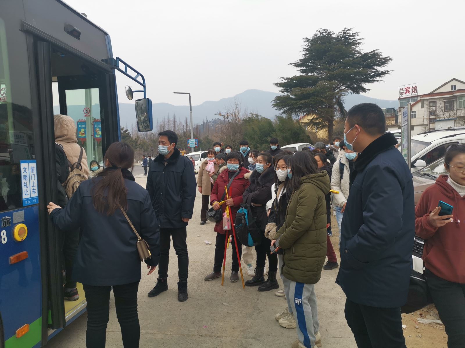 公交集團(tuán)快速公交事業(yè)部多措并舉 有序疏導(dǎo)花果山景區(qū)客流