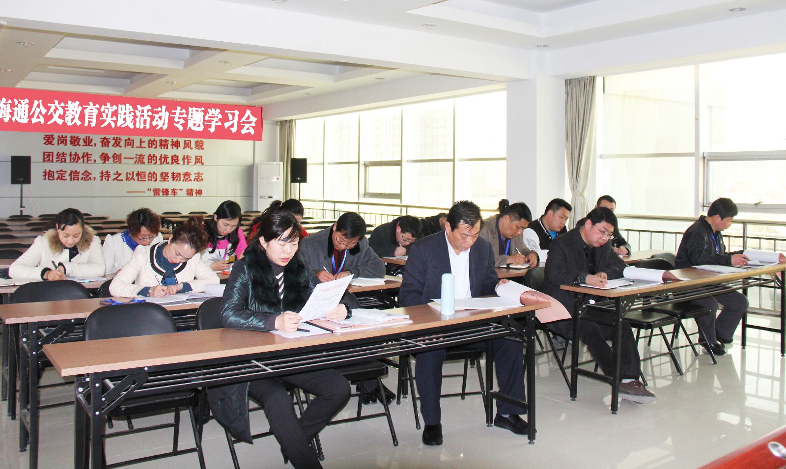 海通公交召開教育實踐活動專題學(xué)習(xí)會