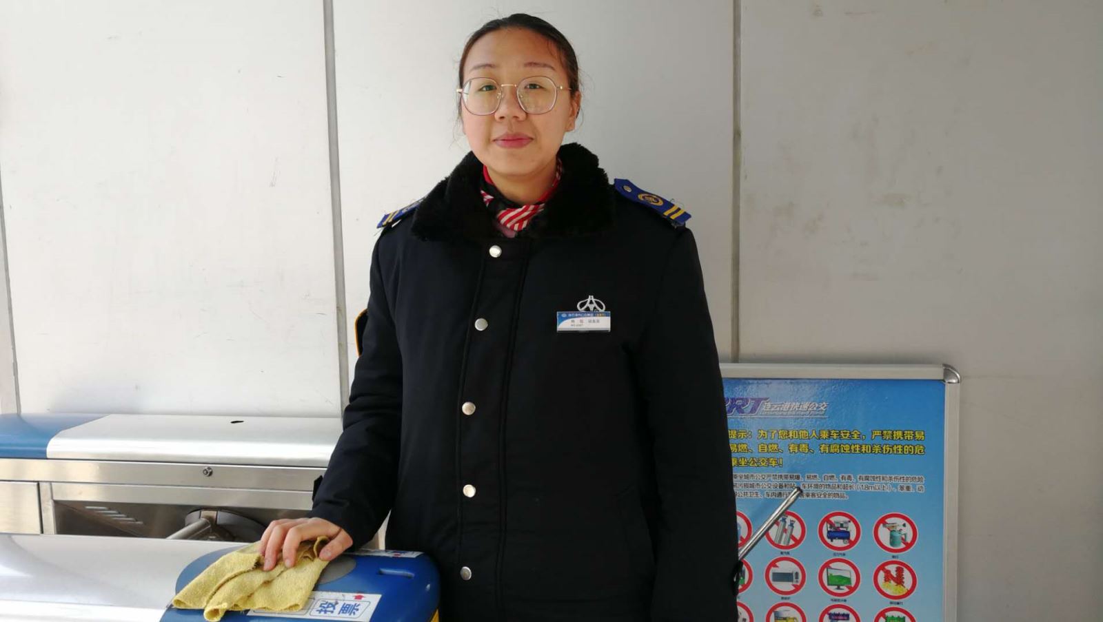 公交集團快速公交事業(yè)部站務(wù)員用真心服務(wù)贏得乘客認可