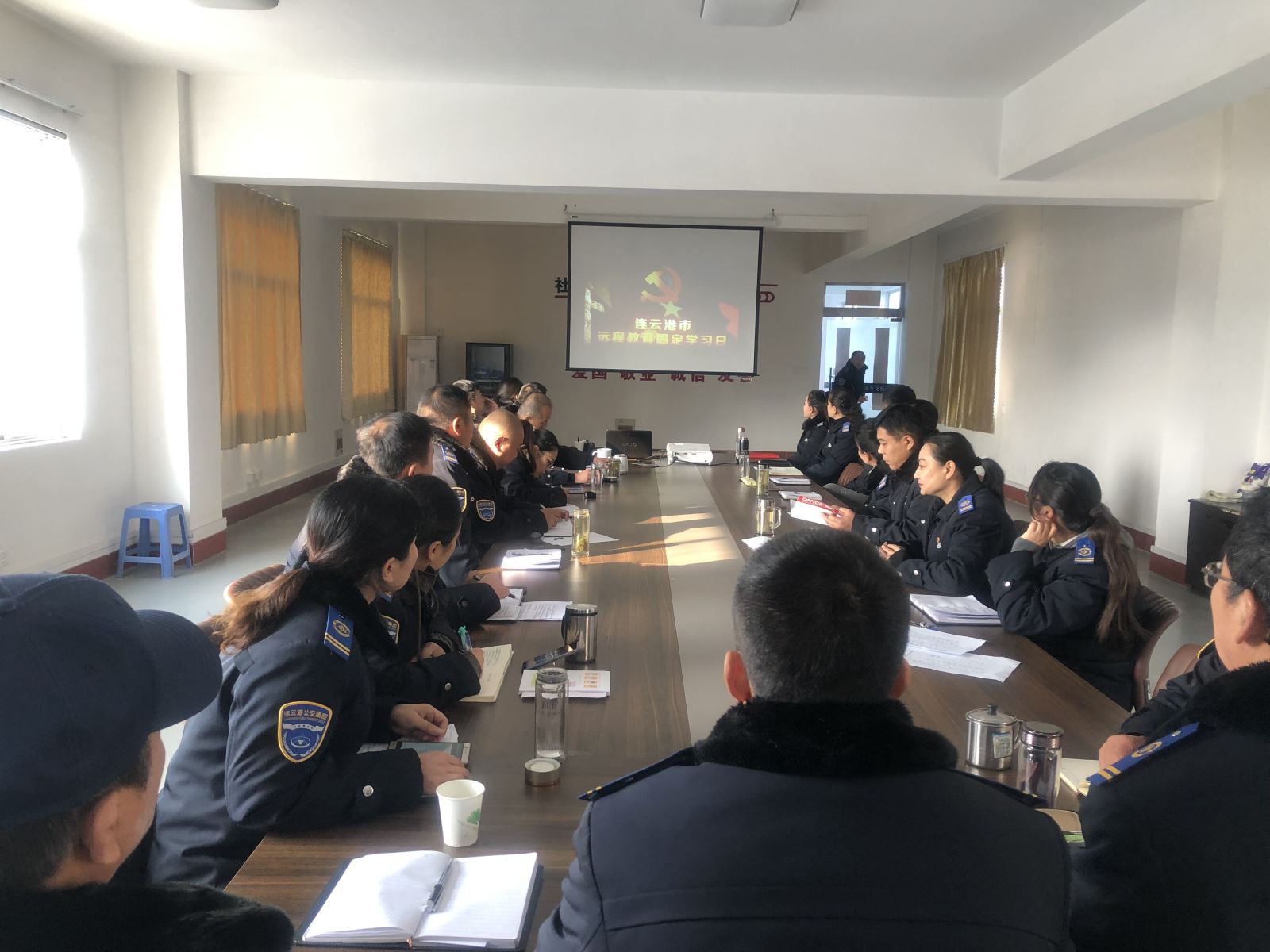 公交集團(tuán)公交事業(yè)一部、公交事業(yè)二部組織觀看專題片《必由之路》