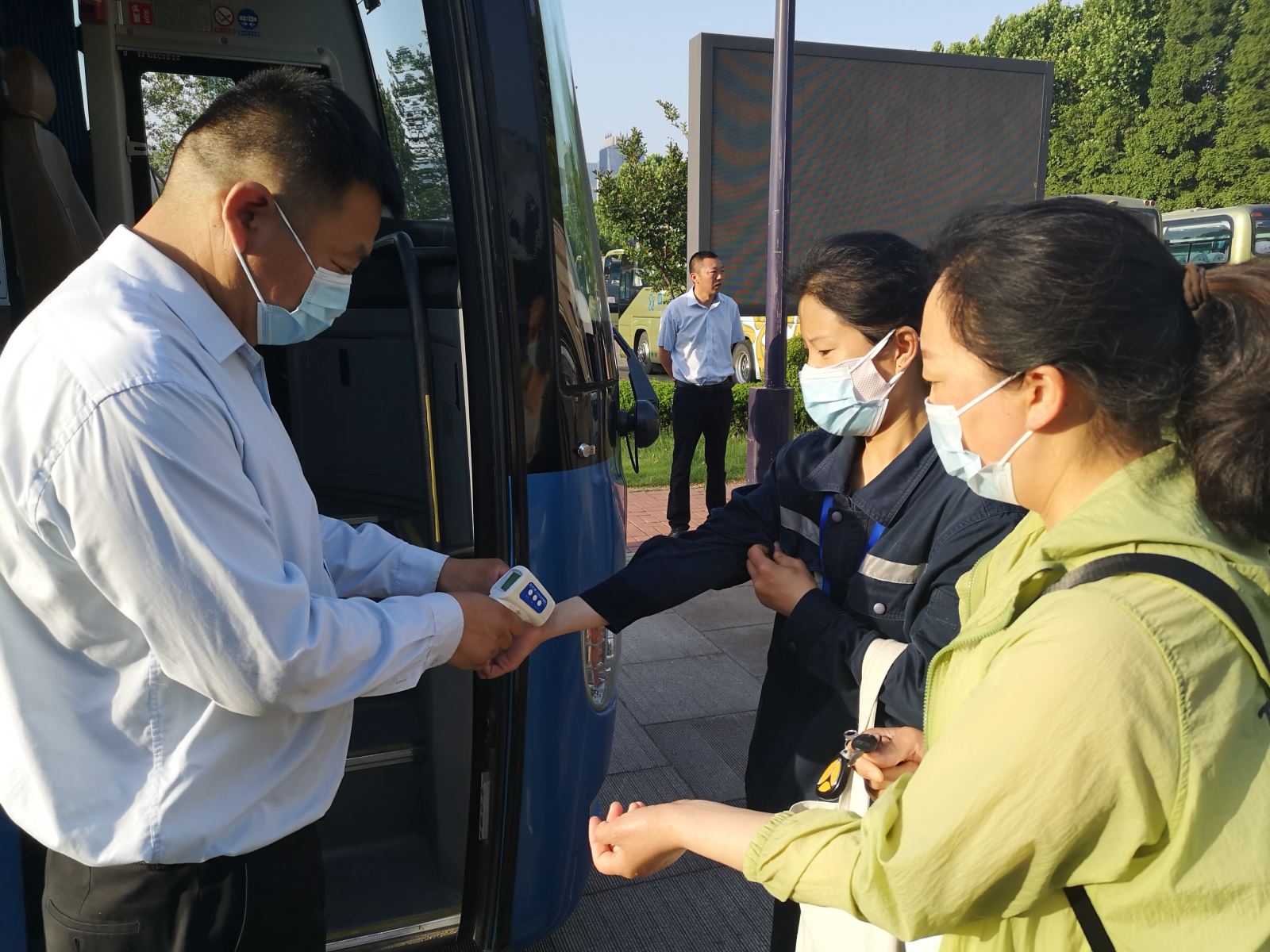 公交集團(tuán)公交事業(yè)二部積極做好金辰公司通勤定制公交開(kāi)通工作