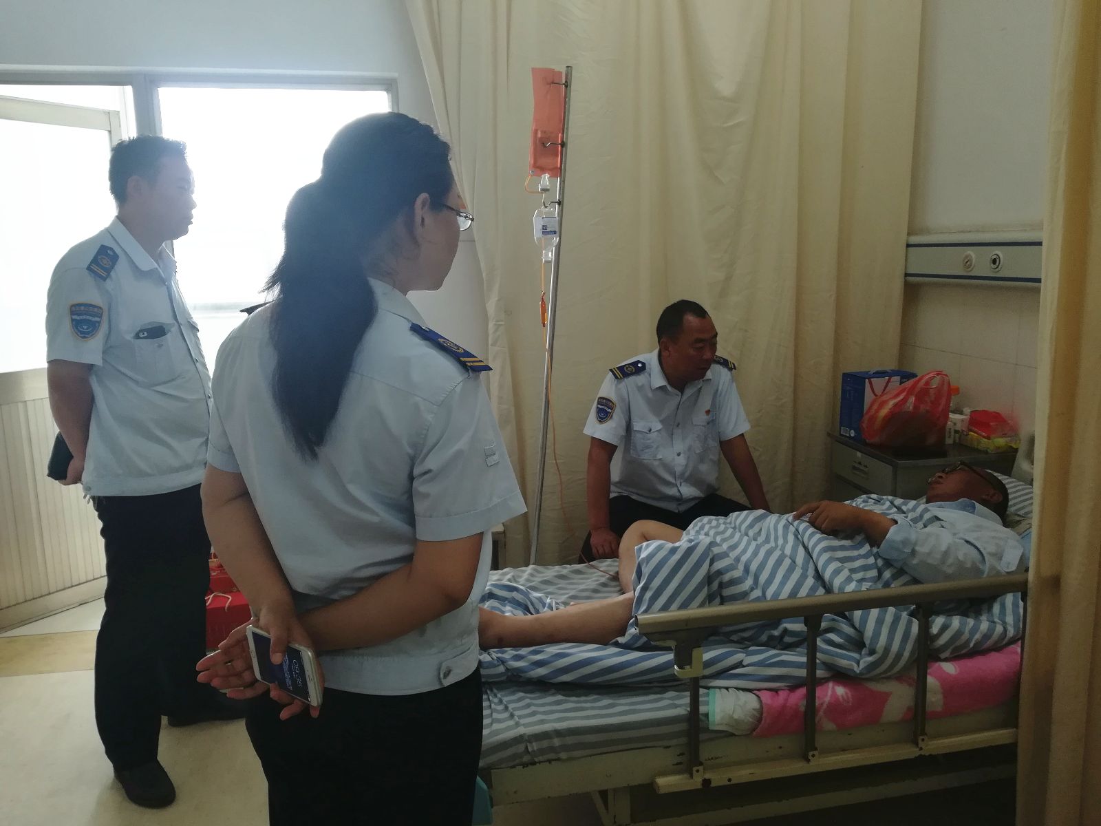 點滴關(guān)愛暖人心 公交集團海通公交公司慰問生病職工