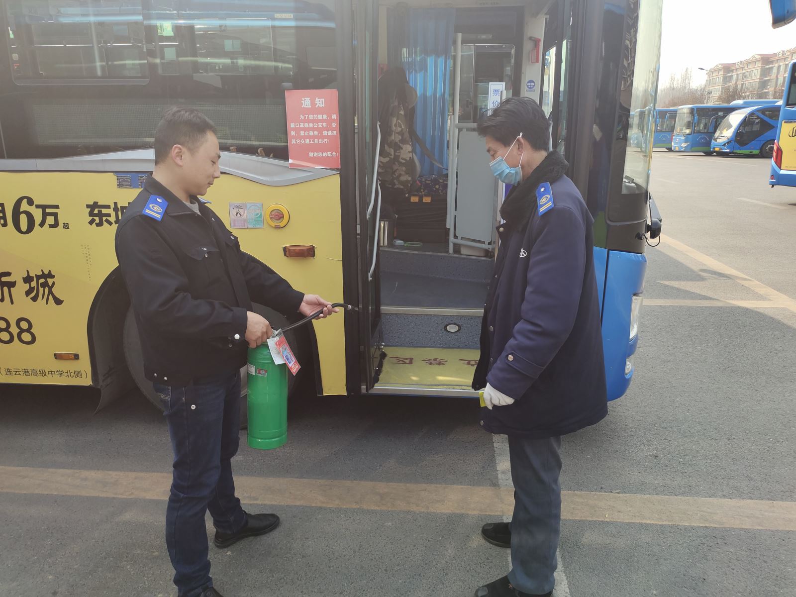 公交集團公交事業(yè)二部開展車載消防器材專項檢查