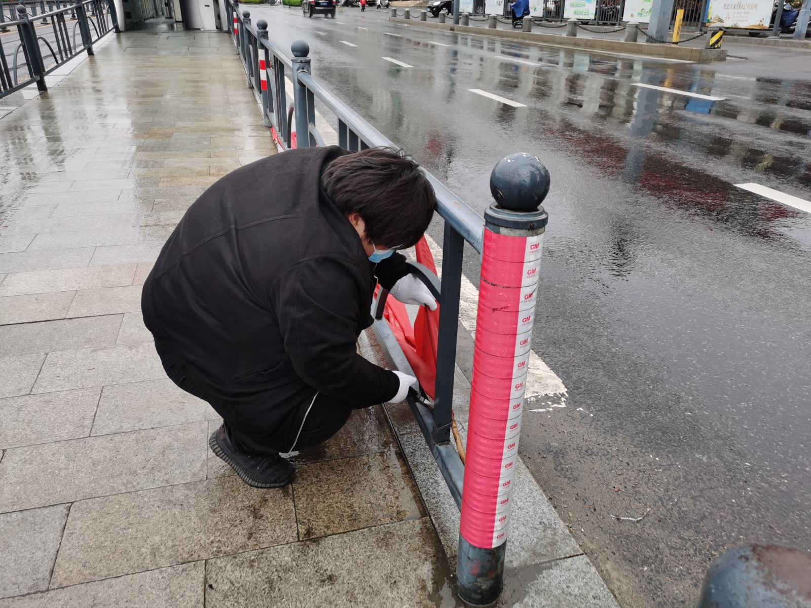 快速公交事業(yè)部開(kāi)展站臺(tái)設(shè)施設(shè)備維護(hù)保養(yǎng)工作