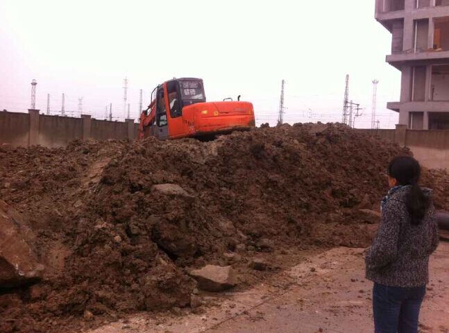 公交BRT公司積極配合充電站施工建設(shè)工作