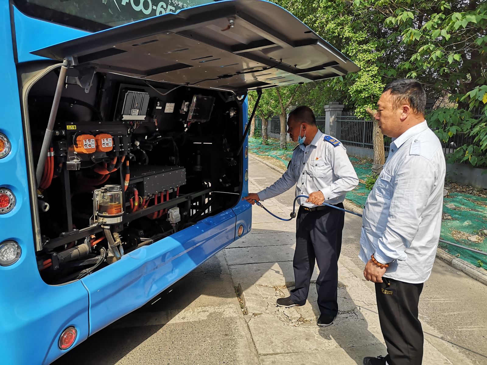 公交集團(tuán)公交事業(yè)二部開(kāi)展電池艙楊柳絮清理檢查工作