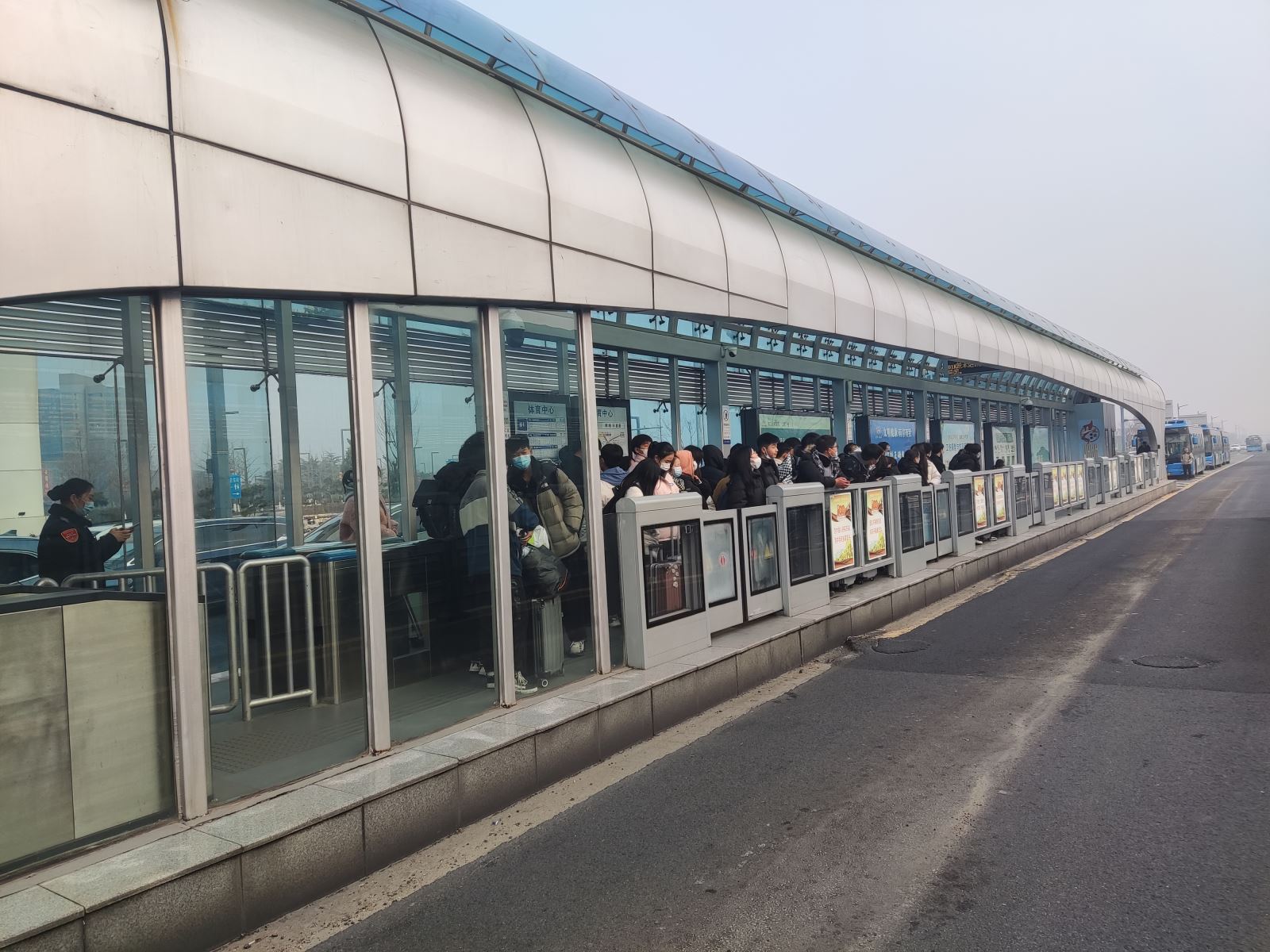 公交集團快速公交事業(yè)部圓滿完成海濱技工職業(yè)學校放假疏散任務