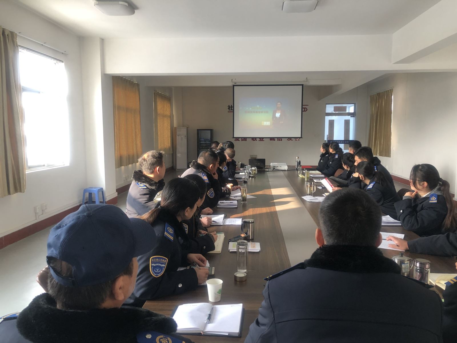 公交集團(tuán)事業(yè)一部、二部組織觀看專題片《誕生地》